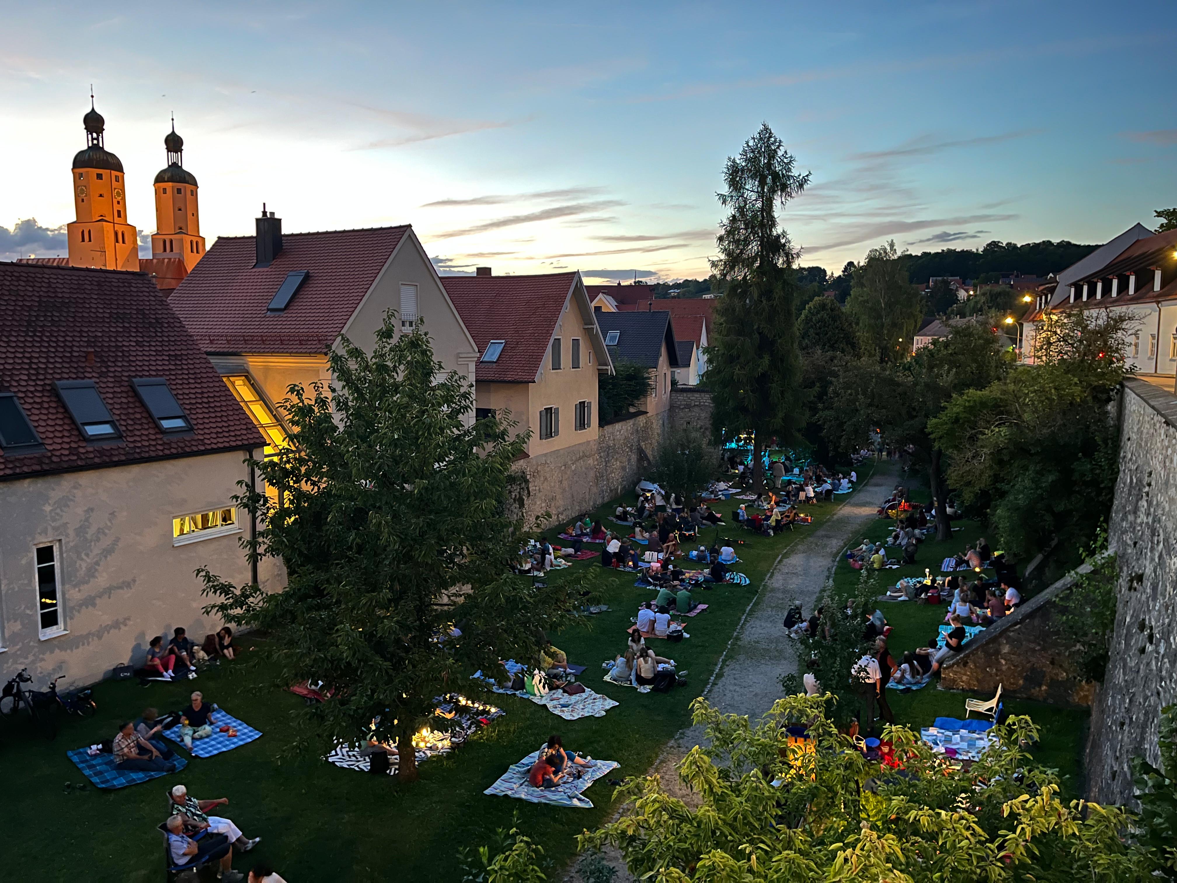 Hier sieht man das Picknick im Stadtgraben.