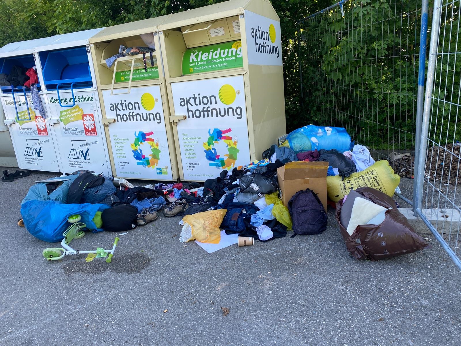 Eine vermüllte Containerstation des AWV Nordschwaben.