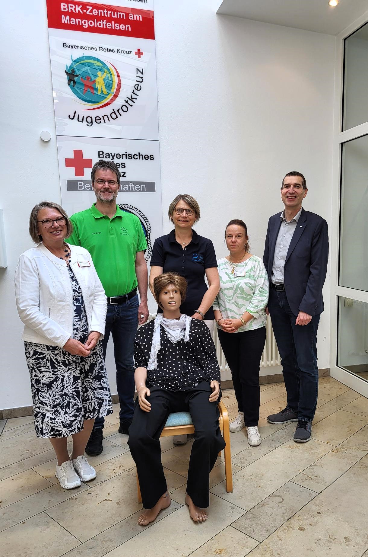 N.l.n.r.: Astrid Schneider (Einrichtungsleiterin), Martin Brüger (Inhaber Stadtapotheke Rain) Claudia Schlumperger (Sanitätshaus Feix), Cindy Drawert (Pflegedienstleitung), Arthur Lettenbauer (Kreisgeschäftsführer) mit Pflegepuppe „Luca“ (sitzend)