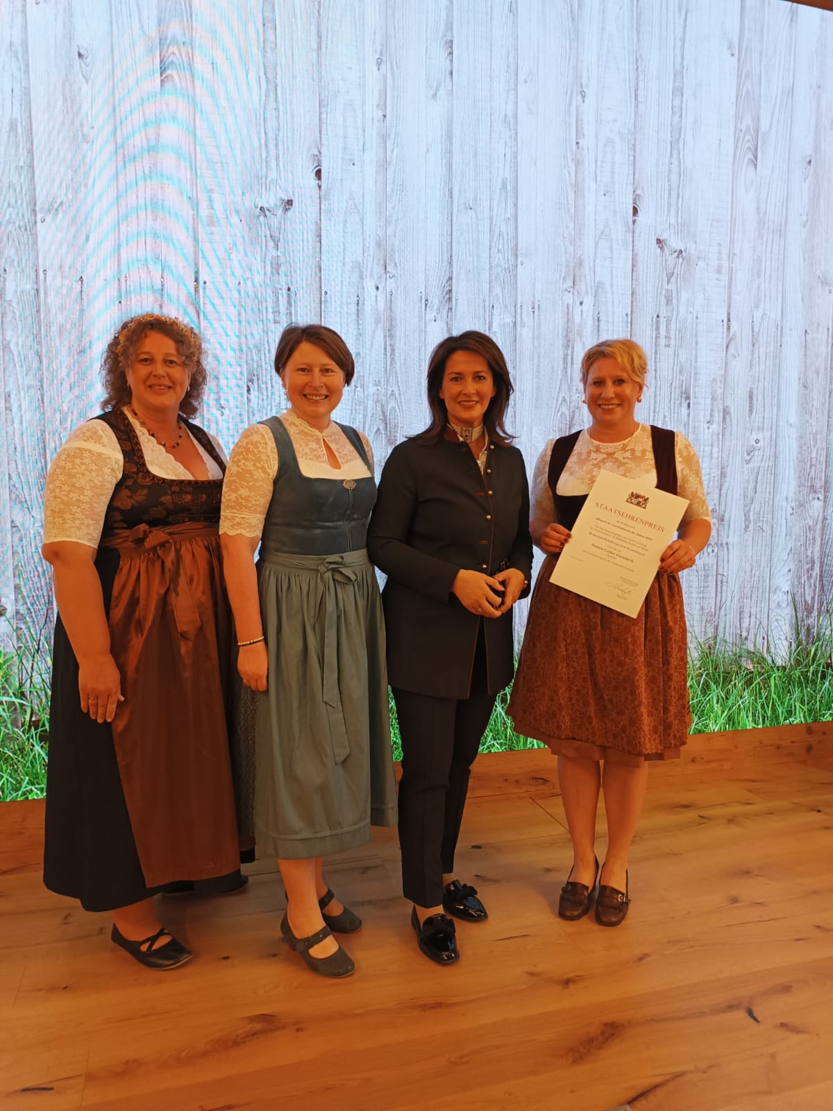 Die stellvertretende Abteilungsleiterin Bettina Stadler (AELF Nördlingen-Wertingen), die stellvertretende Landrätin Claudia Marb und Landwirtschaftsministerin Michaela Kaniber gratulieren der Staatsehrenpreisgewinnerin Daniela Golder-Eisenbarth (Reimlingen).