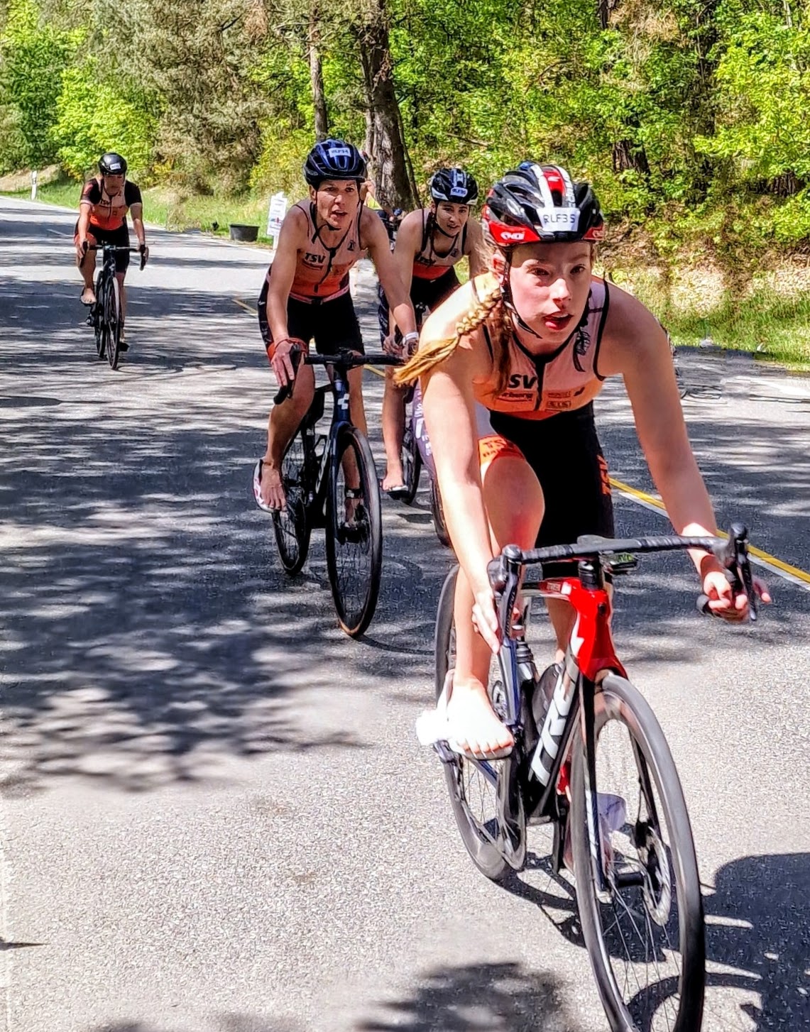 Harburgs Triathlon Frauenteam bei der Mannschaftsverfolgung im Radfahren kurz vor der Wechselzone. Von links: Elisabeth Haupt, Julia Weiland, Linda Simon, Sarah Degmayr