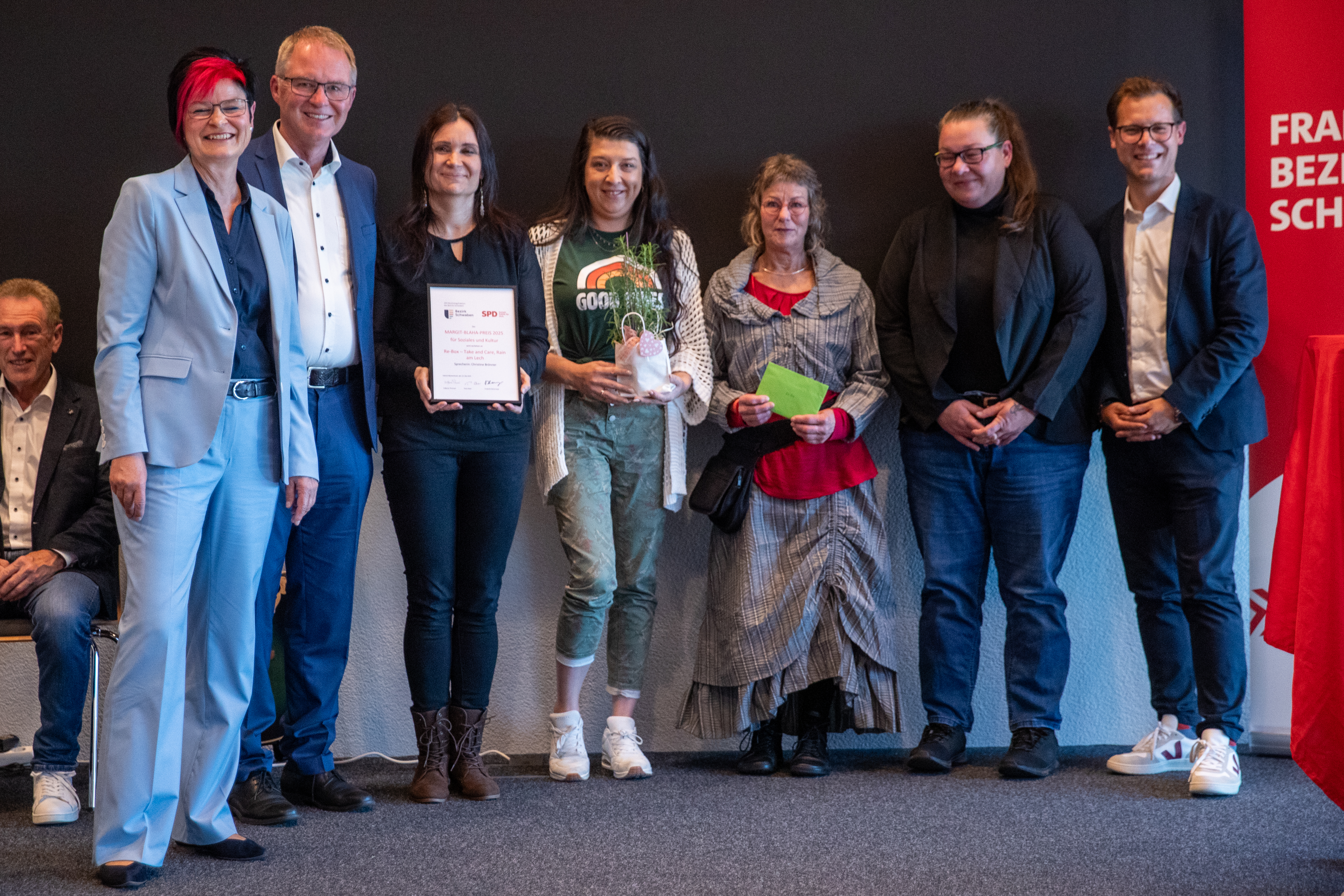 ganz links Musiker Armin Meyer von M.A.N. Unplugged, Bezirksräte Petra Beer, Volkmar Thumser, Dr. Christine Brönner (4. von links) mit den Aktiven von Re-Box, Bezirksrat Frederik Hintermayr
