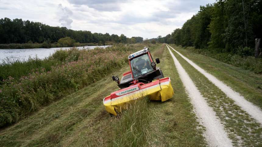 LEW mäht Donau-Dämme
