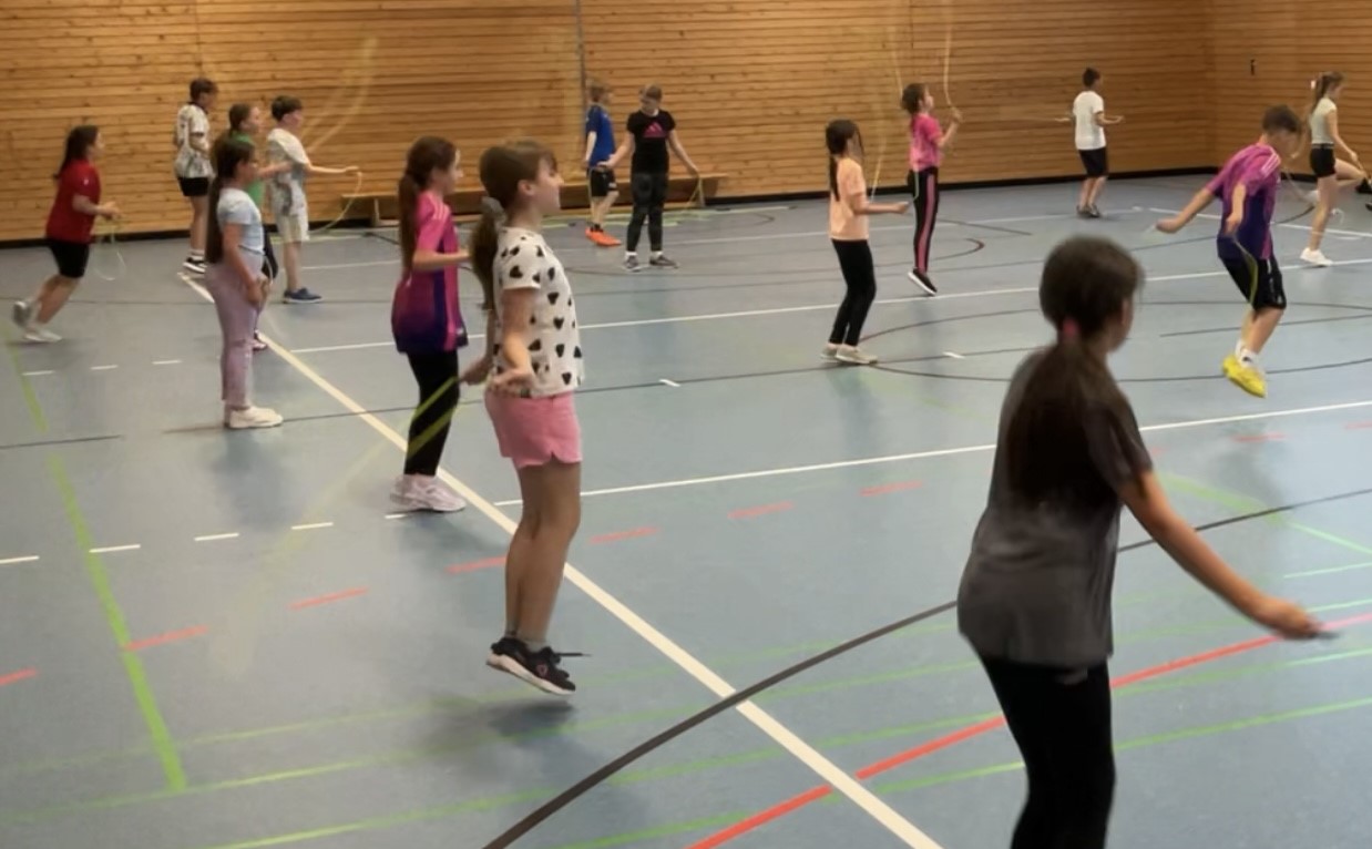 Leonhart-Fuchs-Grundschule Wemding springen Seil für den guten Zweck