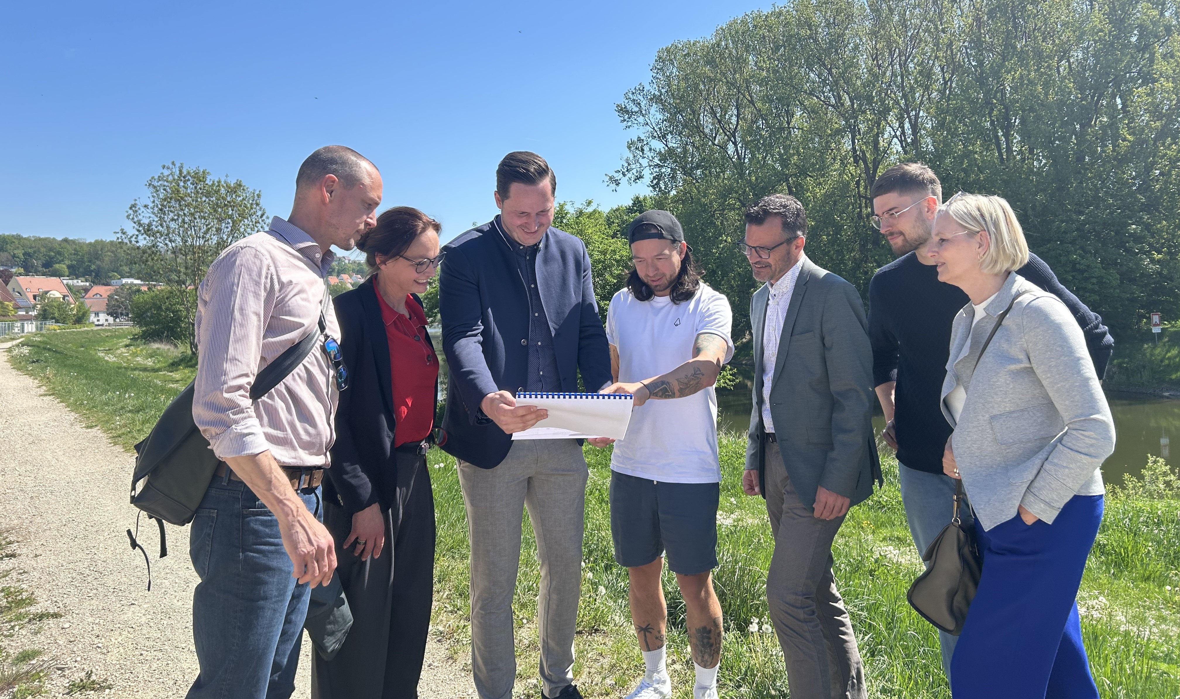 Das Bild zeigt von links: Sebastian Linden (spb se- schauch Bergermann Partner), Bettina Borgetto, Partri Wörle (biede Geschäftsführer LGS GmbH), Daniel Lindemann (GDLA  I  gornik denke landschaftsarchitektur), Oberbürgermeister Jürgen Sorré, Felix Brugger und Ulrike Hörl (beide Brugger Landschaftsarchitekten).