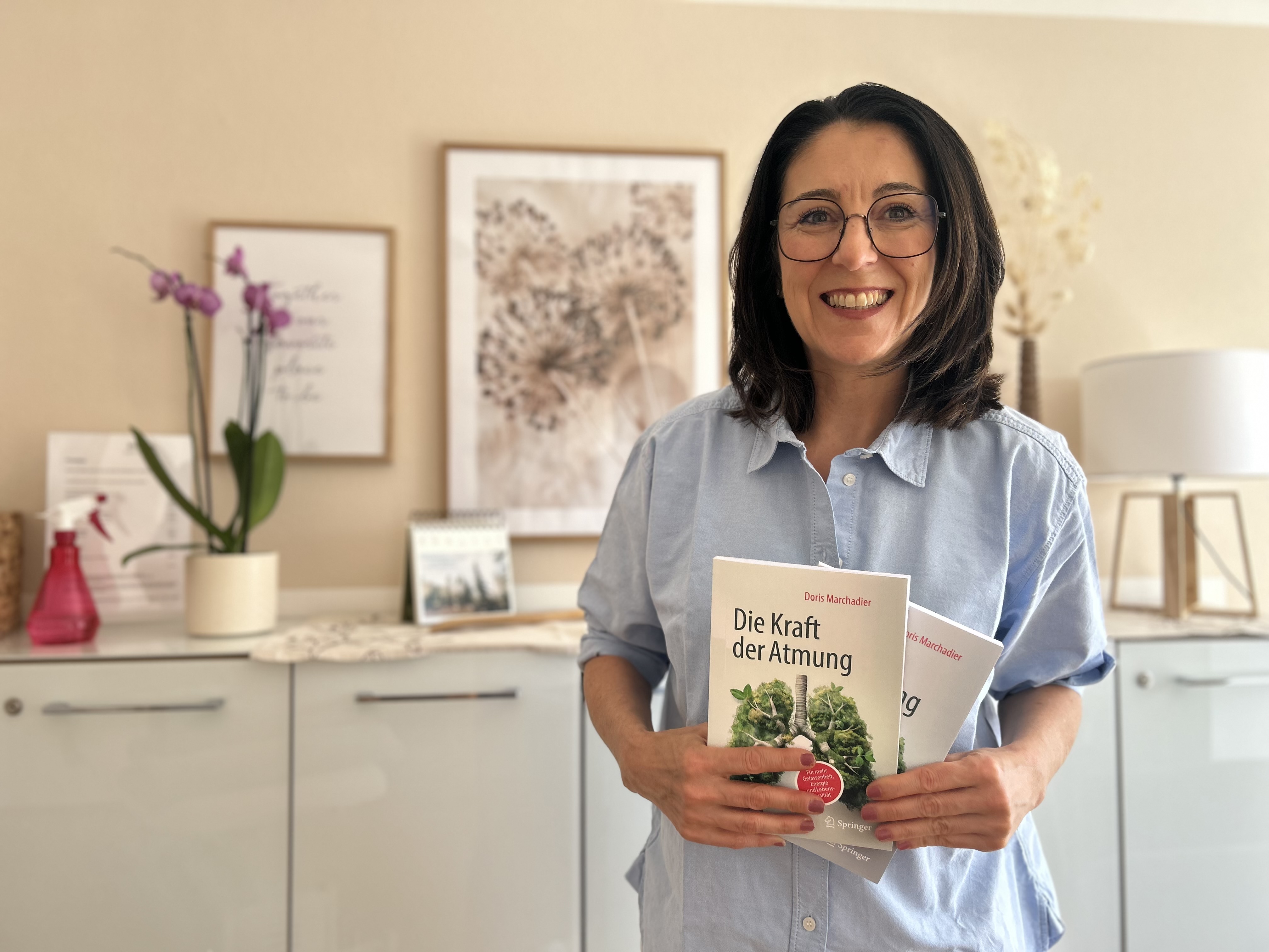 Doris Marchadier mit ihrem Buch "Die Kraft der Atmung"