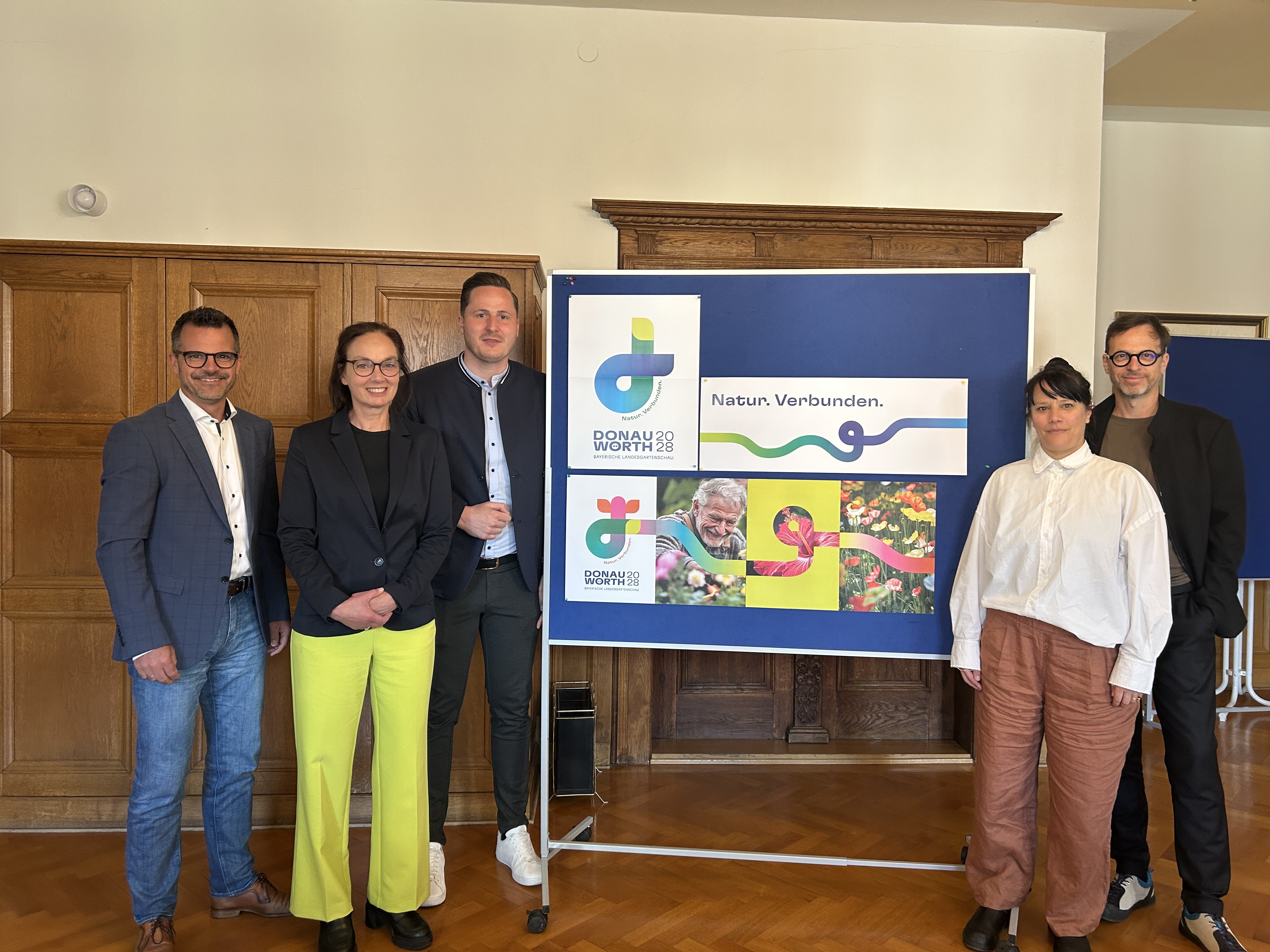 Das Bild zeigt von links: Oberbürgermeister Jürgen Sorré, Bettina Borgetto und Partick Wörle (beide Geschäftsführer der Landesgartenschau Doanuwörth GmbH) sowie Nikola Schlichtherle und Ilja Sallacz von der Liquid Agentur für Gestaltung.