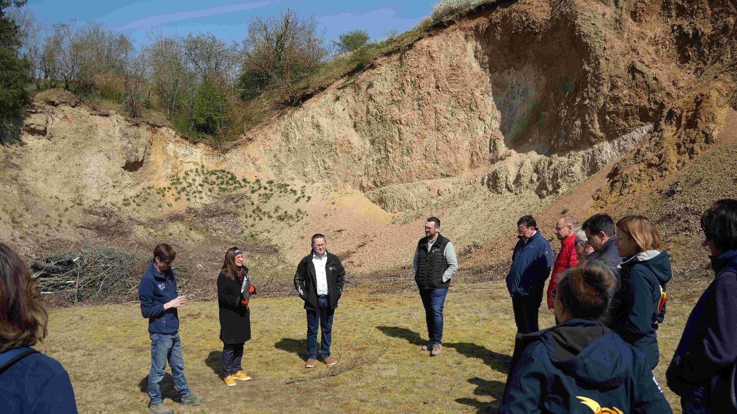 Im Vorfeld der Mitgliederversammlung bot sich Interessierten die Möglichkeit der Begehung der geologisch hochinteressanten ehemaligen Schottergrube am Limberg bei Unterwilflingen. Das Bild zeigt (v. l. n. r.) Fabian Weiß (Geopark Ries e. V.), Heike Burkhardt (Geschäftsführerin Geopark Ries e. V.), Bürgermeister Johannes Joas (Gemeinde Unterschneidheim).