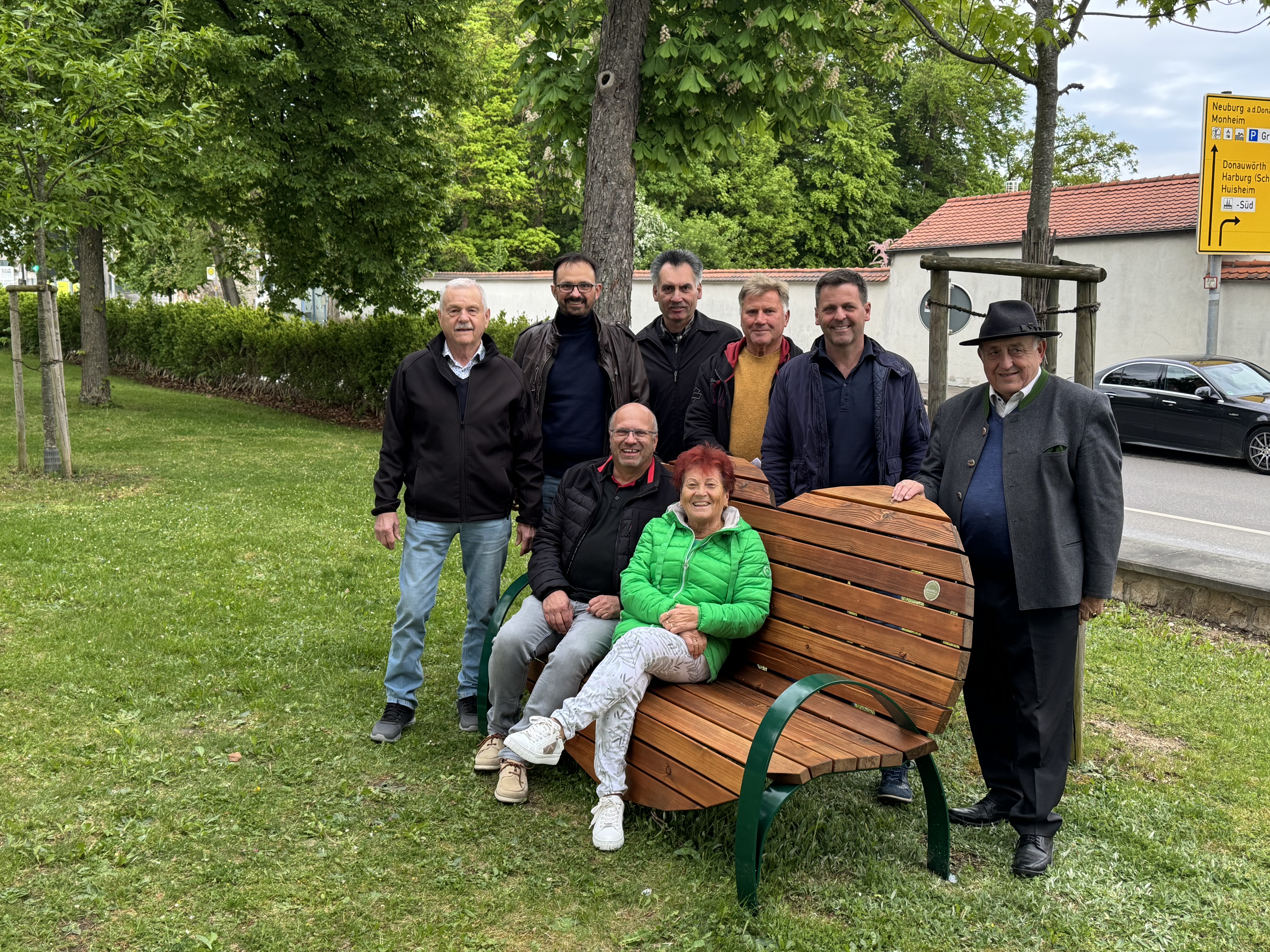 Am Stadtgraben von Wemding platziert, laden zwei herzförmige Exemplare davon alle Passanten zum Hinsetzen, Plaudern und Verweilen ein.
