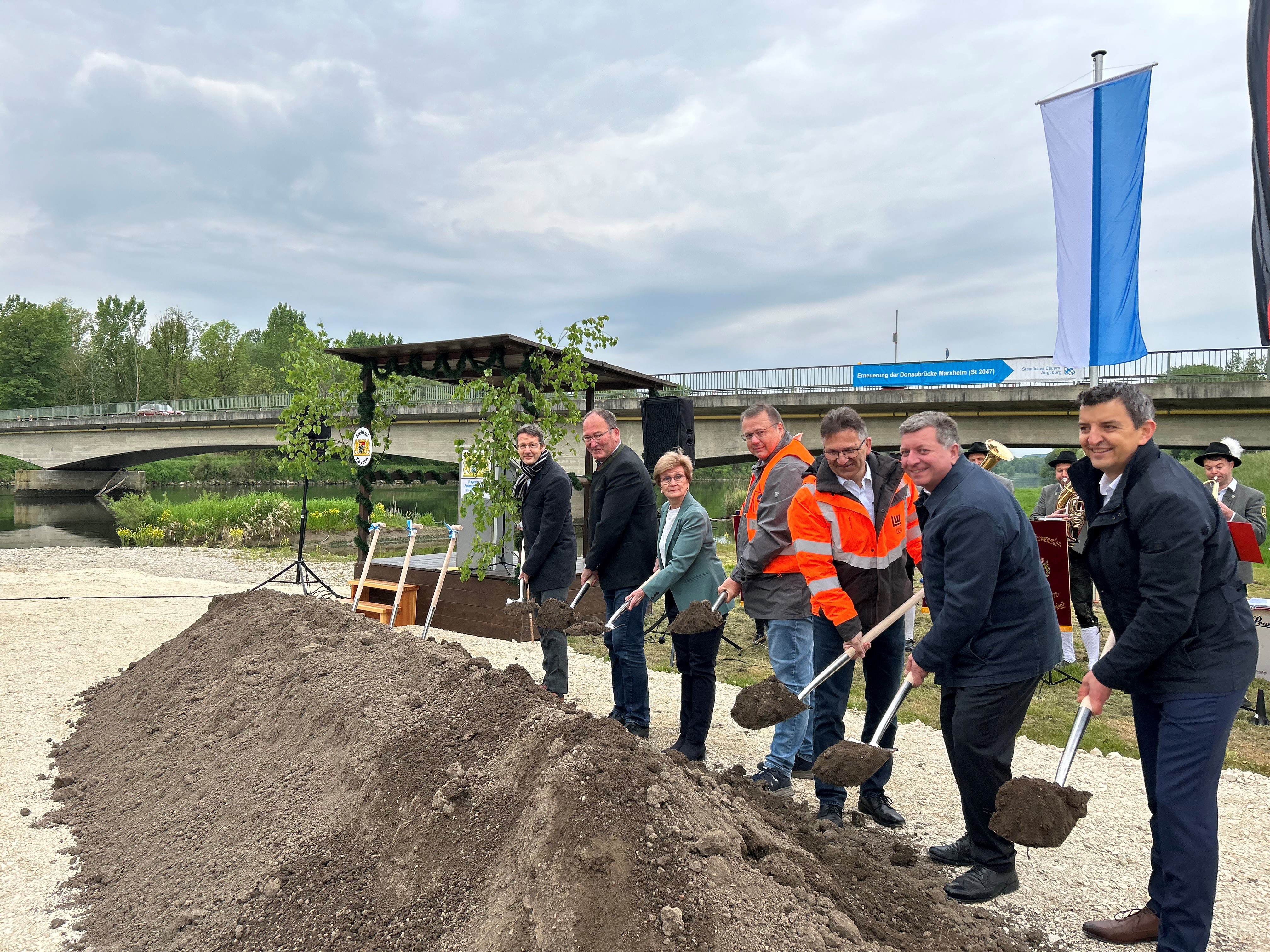 Am 8. Mai 2025 fand in Marxheim der Spatenstich für die Erneuerung der Donaubrücke an der Staatsstraße 2047 statt. Auf dem Bild zu sehen Bürgermeister Alois Schiegg (2. v. links), die stellvertretende Landrätin Ursula Kneißl-Eder (3. v. links), der Bayerische Staatsminister für Wohnen, Bau und Verkehr Christian Bernreiter (2. v. rechts) und Bereichsleiter Straßenbau am Staatlichen Bauamt Augsburg Markus Kreitmeier (ganz rechts).