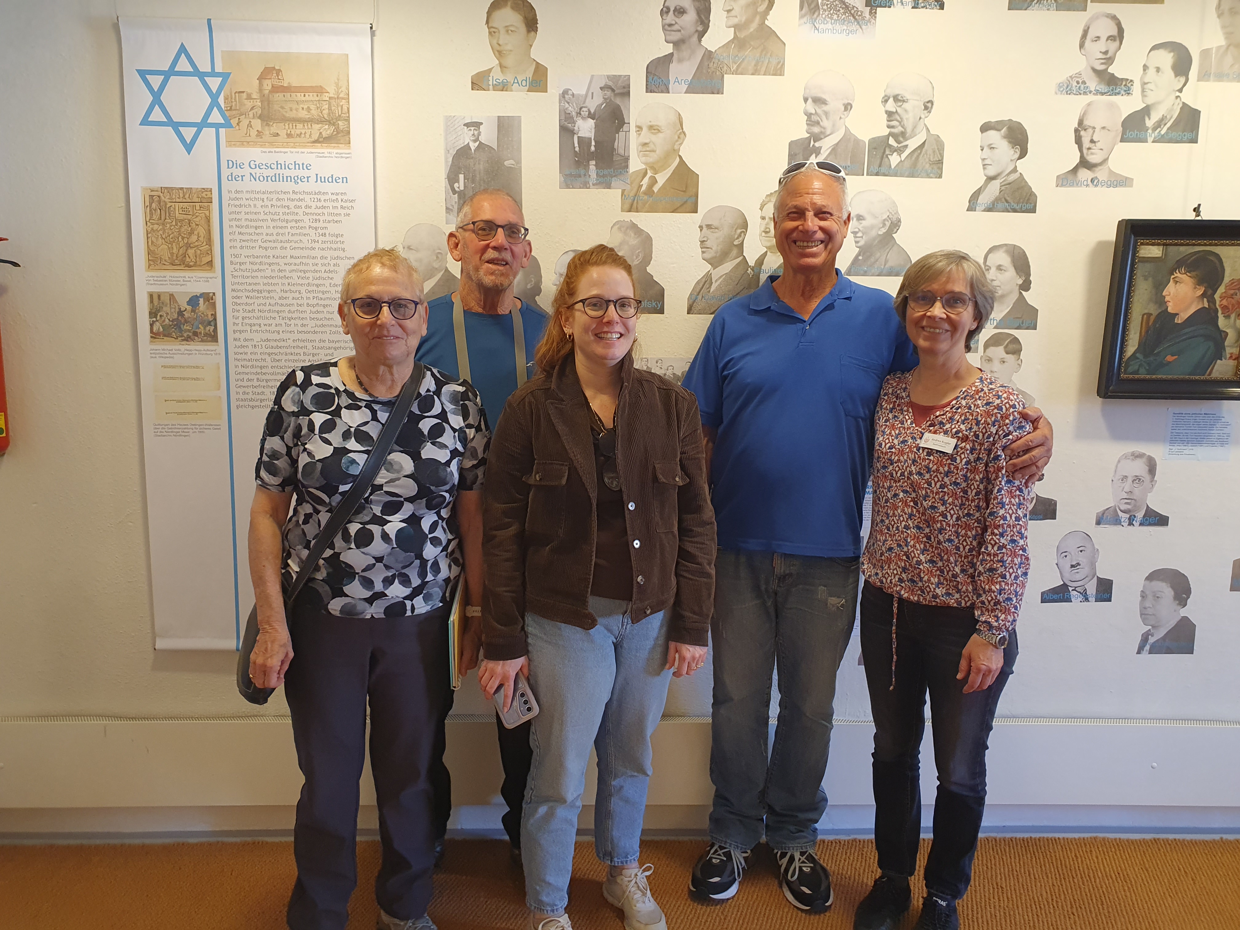 Besuchten bei ihrer Deutschlandreise auch das Stadtmuseum in Nördlingen (v.l.): Dorit Mire, Yoram Mire, Noa Mire und Roni Pappenheimer gemeinsam mit Museumsleiterin Andrea Kugler.