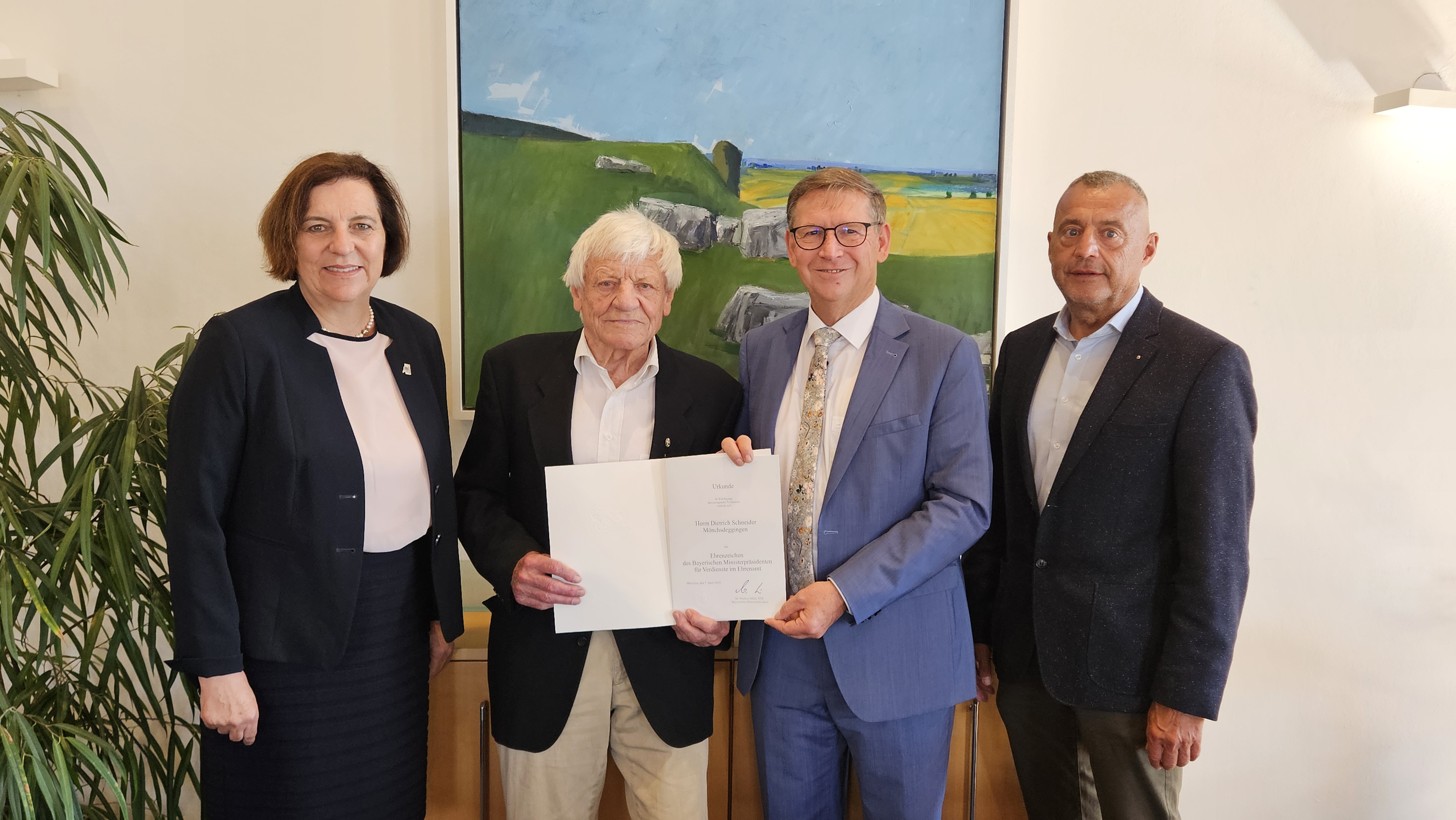 (v. l. n.r.: Bürgermeisterin Karin Bergdolt, Dietrich Schneider, Landrat Stefan Rößle und Walter Beck vom Dorfverein Mönchsdeggingen)