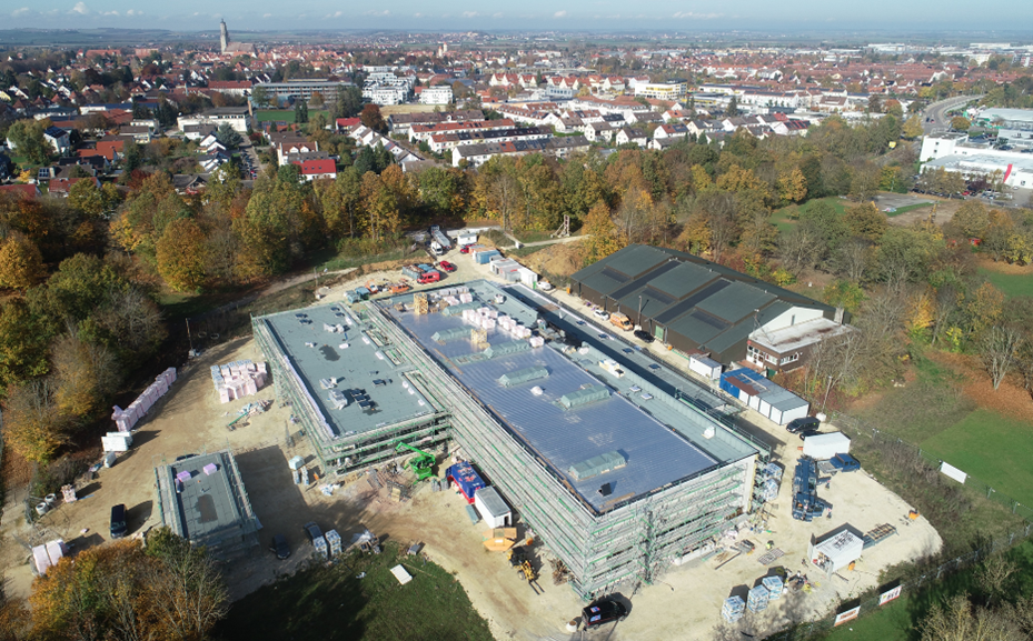 Luftbild von der Baustelle am neuen städtischen Hallenbad in Nördlingen.