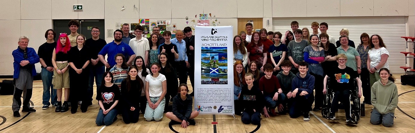 Das Highland Schools Wind Orchestra musiziert am Freitag, 27. Juni 2025, im Rahmen der Veranstaltungsreihe „Musik am Marktplatz“ in Nördlingen.