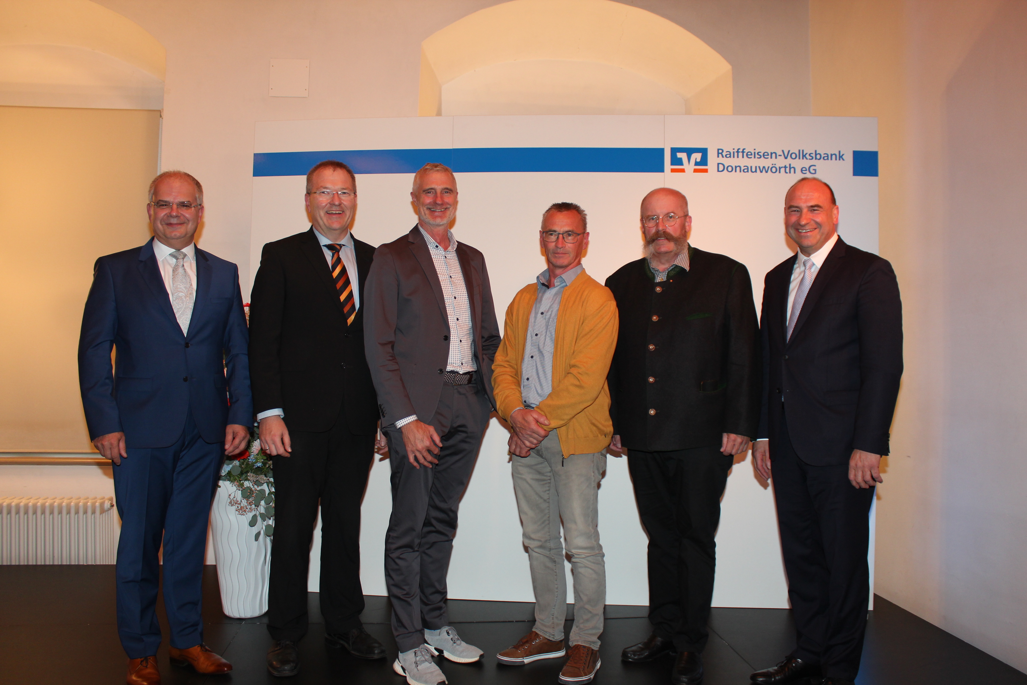 Vorstandssprecher Michael Kruck (links) und Vorstand Alexander Lehmann (rechts) mit den wiedergewählten bzw. neuen Aufsichtsratsmitgliedern: Prof. Dr. Bernd Hafenrichter, Thomas Kopp, Günter Kling und Thomas Schröttle (v.l.).