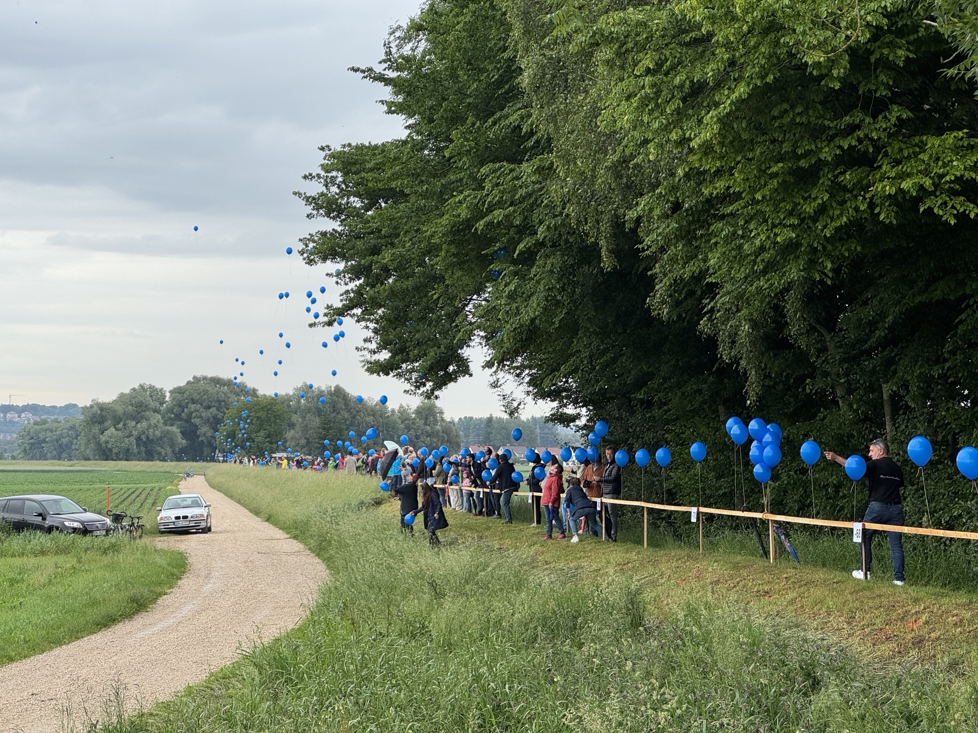 Mit Luftballons erinnern die Betroffenen an die Katastrophe des letzten Sommers.