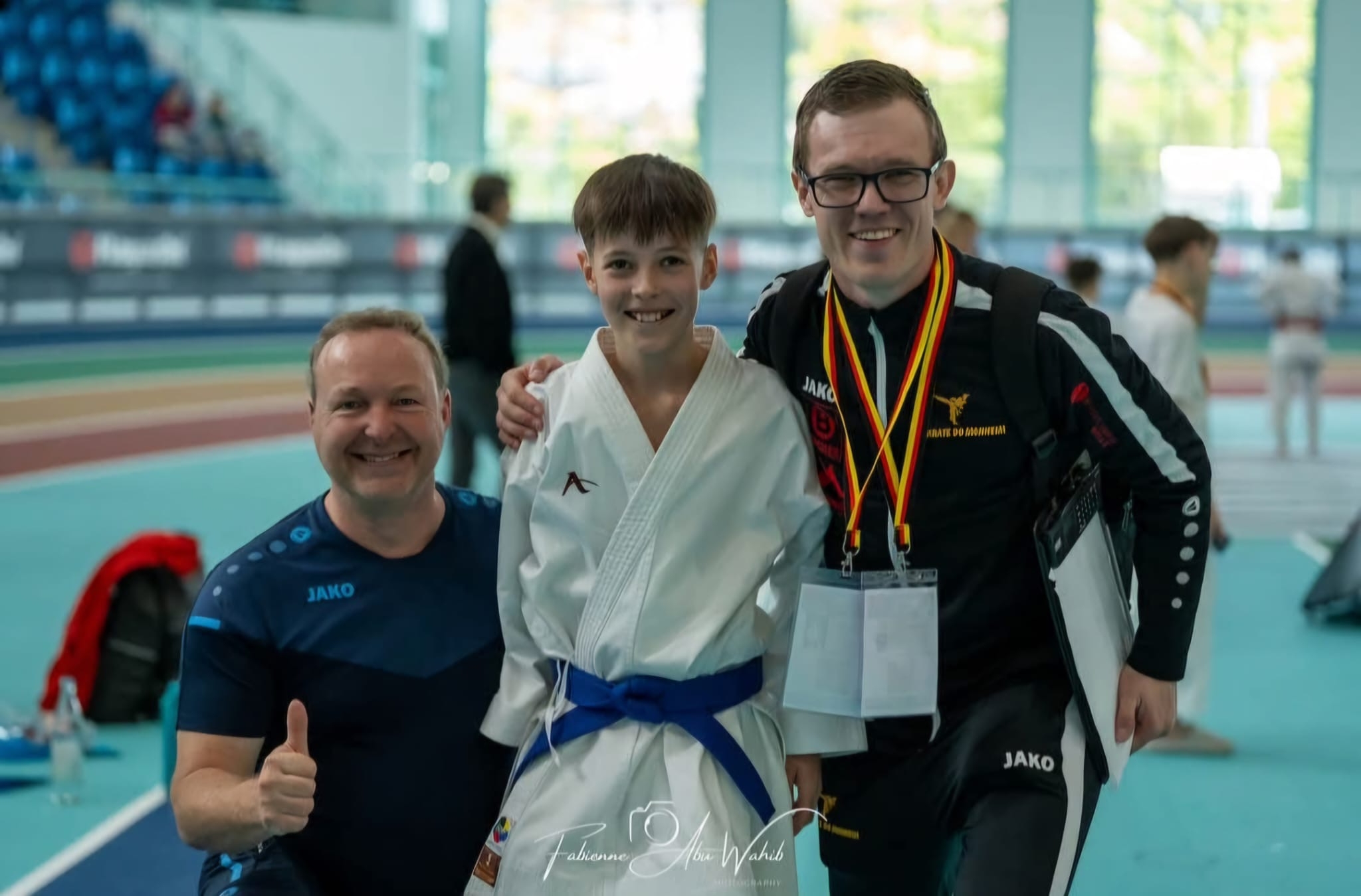 Eliah Hurler freut sich mit seinen Trainern über den Silber-Coup.