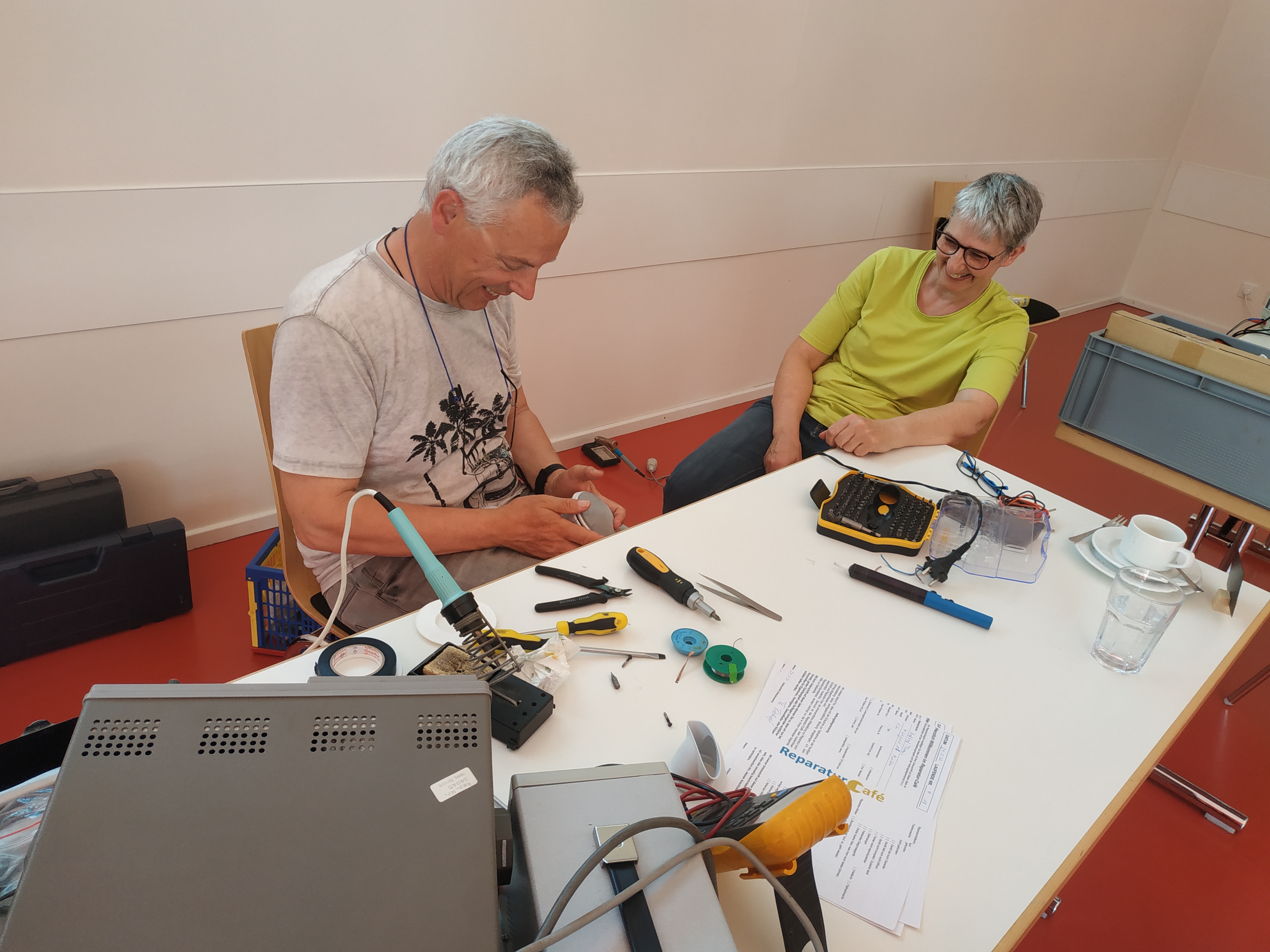 Im Reparatur Café Donauwörth werden Geräte aller Art vor dem Müll bewahrt.