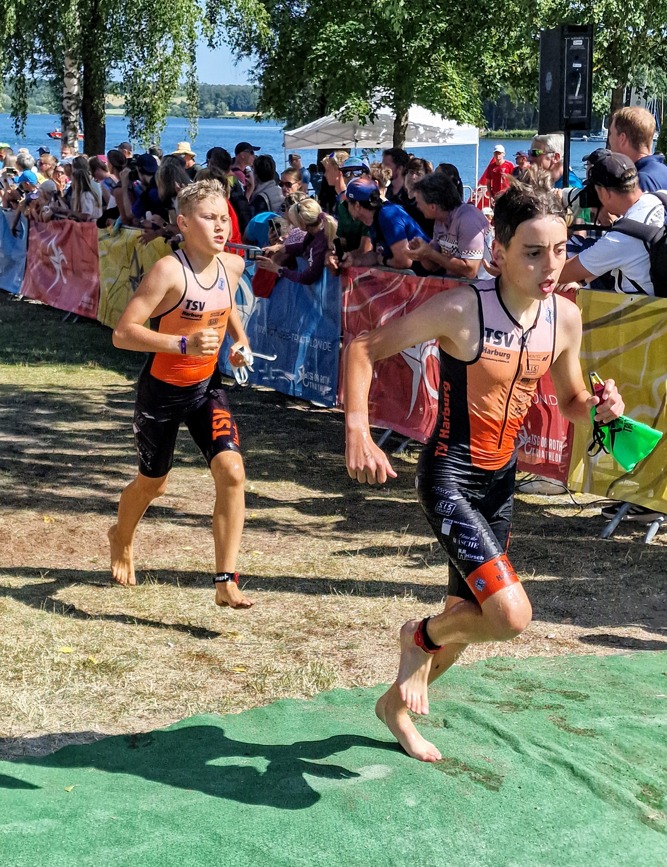 Quinn Ellrich und Levin Gentner (v.l.) beim Schwimmausstieg.