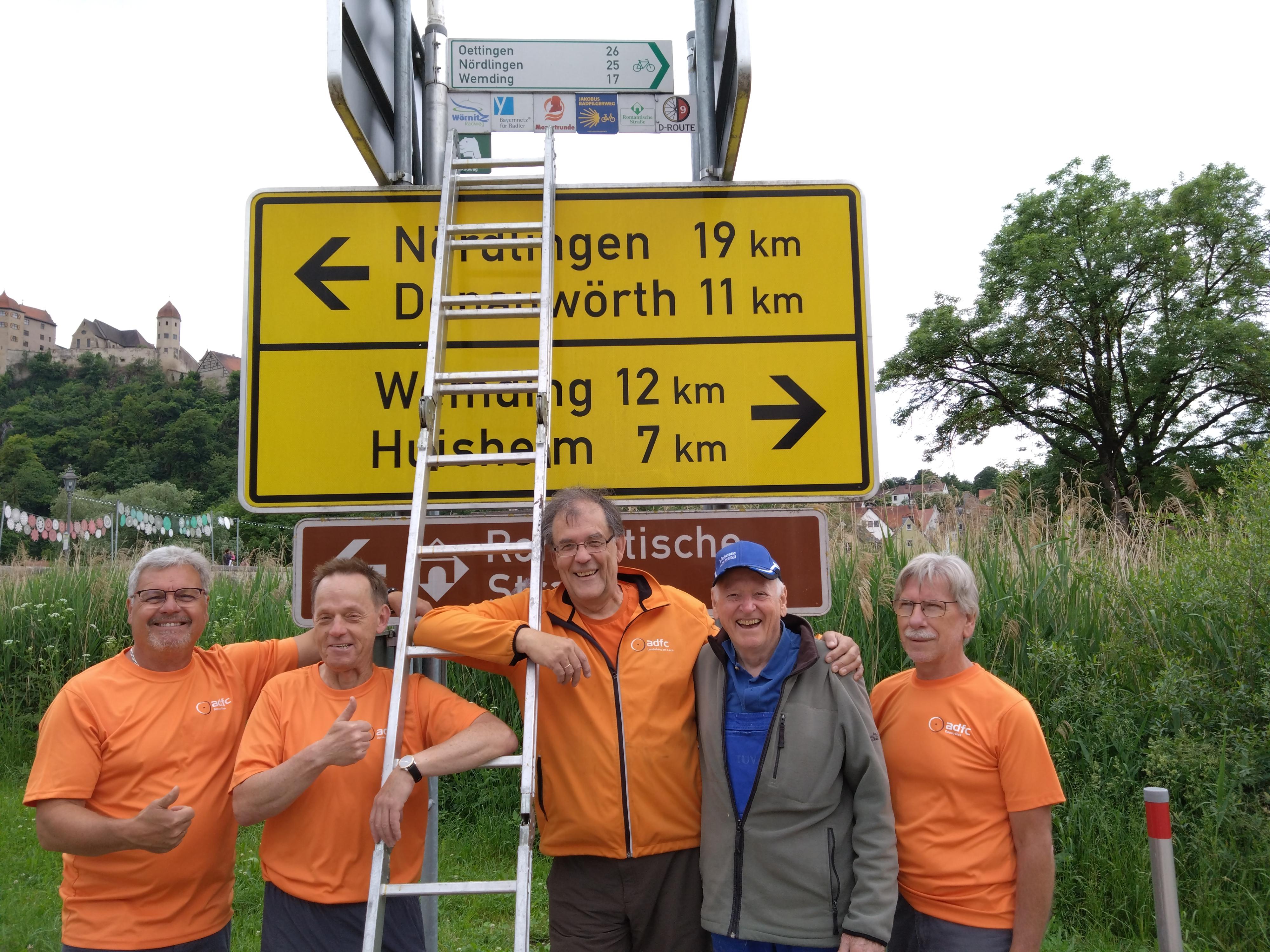 Das erste Schild hängt: Jürgen Nitz (Mitte) mit Peter Bernatz (2.v.r) sowie Reinhold Sauer (l.), Steffen Reddel und Peter Hanisch vom ADFC Donau-Ries bei der Beschilderung der Jakobus Ries Radrunde
