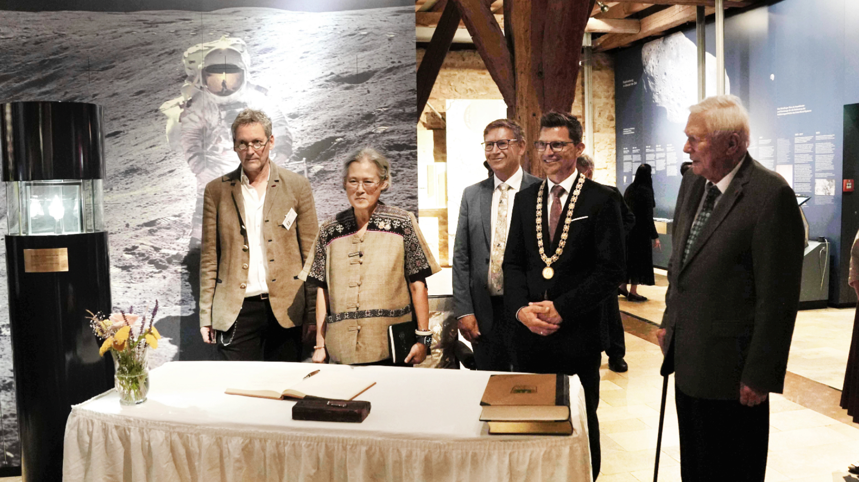 V. l. n. r.: Prof. Dr. Stefan Hözl (RiesKraterMuseum), Ihre Königliche Hoheit Prinzessin Maha Chakri Sirindhorn, Landrat Stefan Rößle (erster Vorsitzender Geopark Ries e. V.), OB David Wittner, Prof. em. Dr. Jürgen Hohnholz.