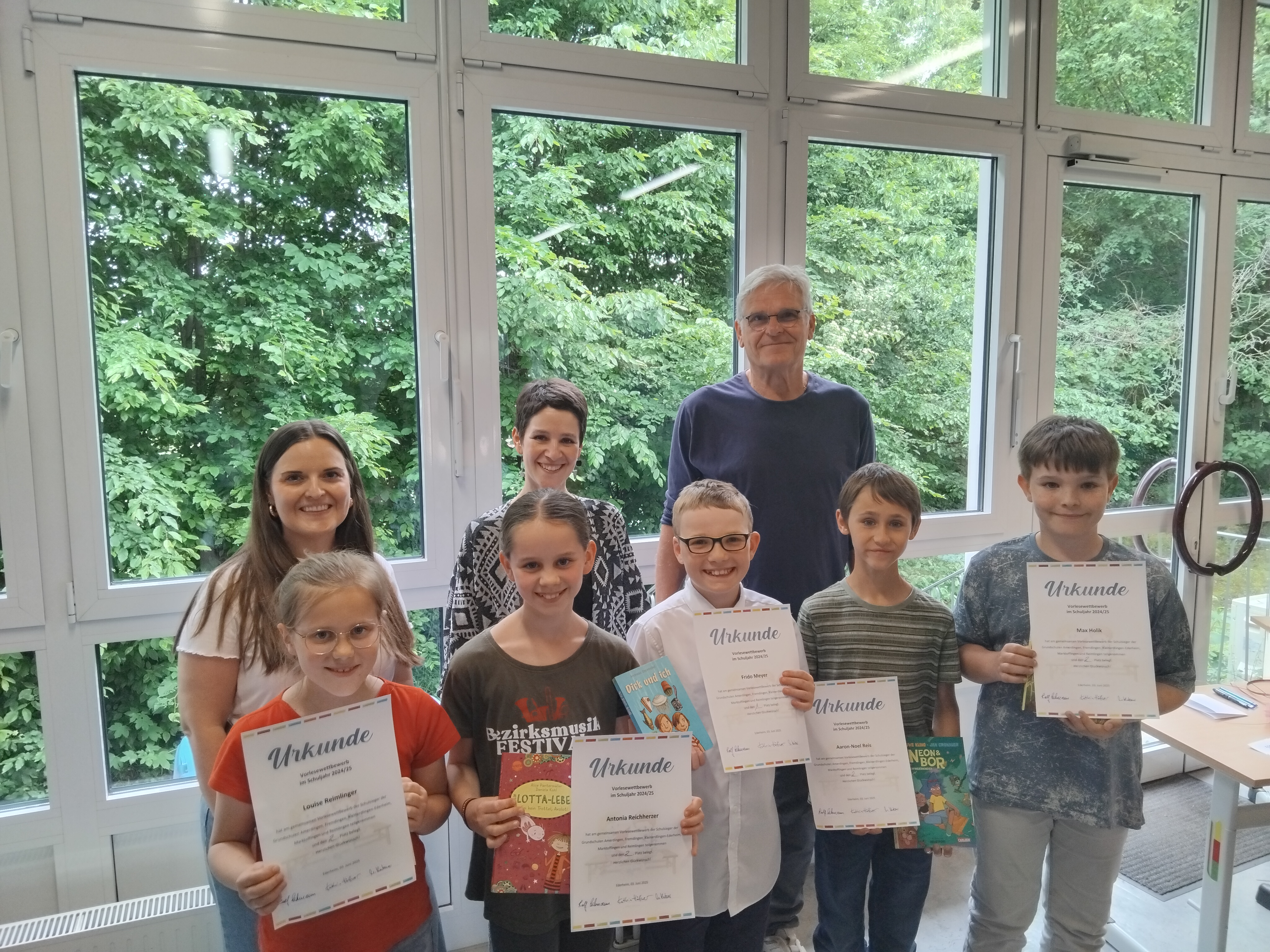 Stolze Gesichter beim Vorlesewettbewerb: Aaron-Noel Reis, Antonia Reichherzer, Louise Reimlinger und Max Holik freuen sich über den 2. Platz, Frido Meyer landete auf dem 1. Plazt. Die Jury (v.l. Mara Kutzner, Kathrin Häffner und Ralf Lehmann) überreichte die Urkunden.