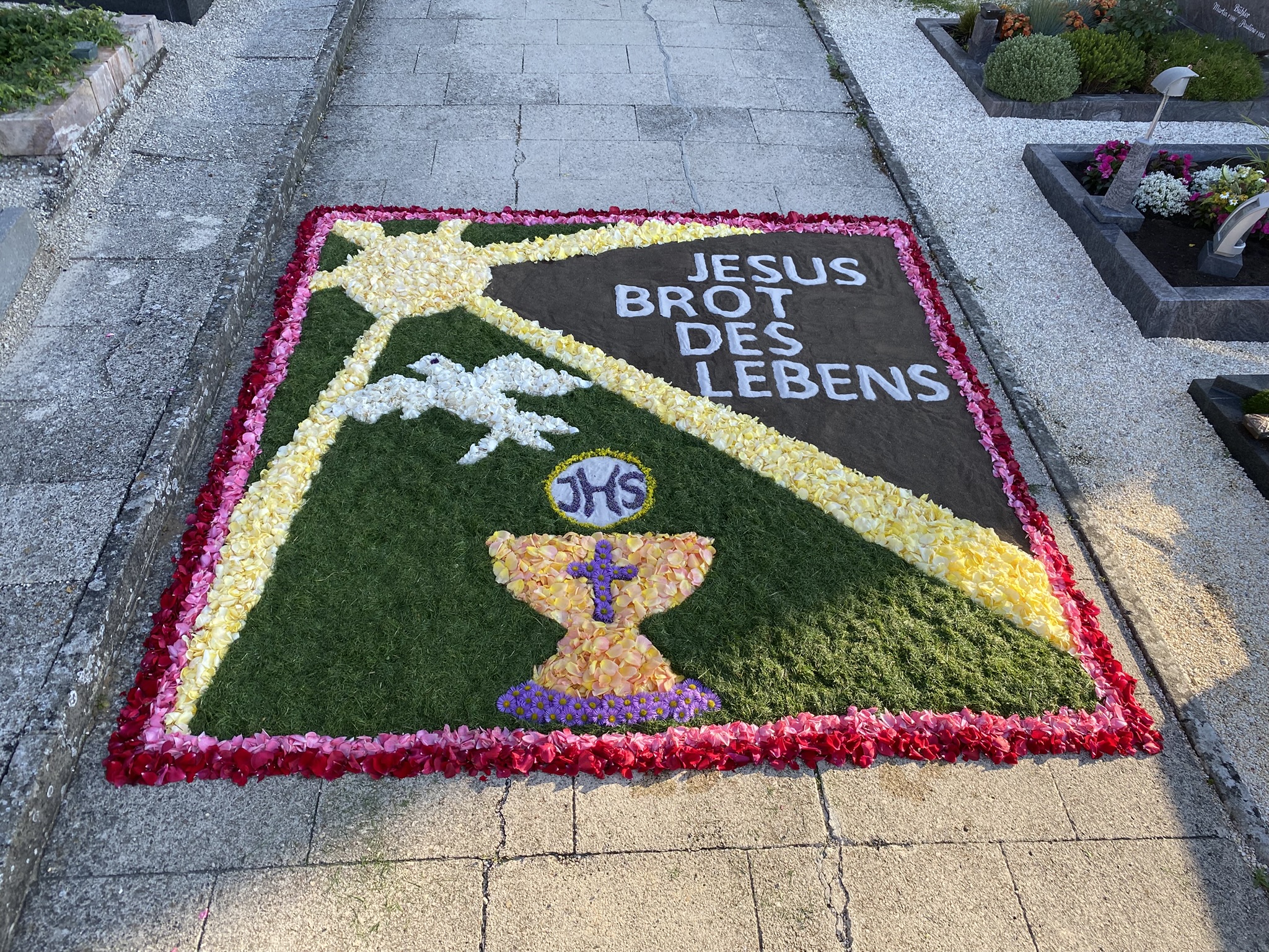 Blumenteppich zu Ehren Gottes in Marktoffingen.