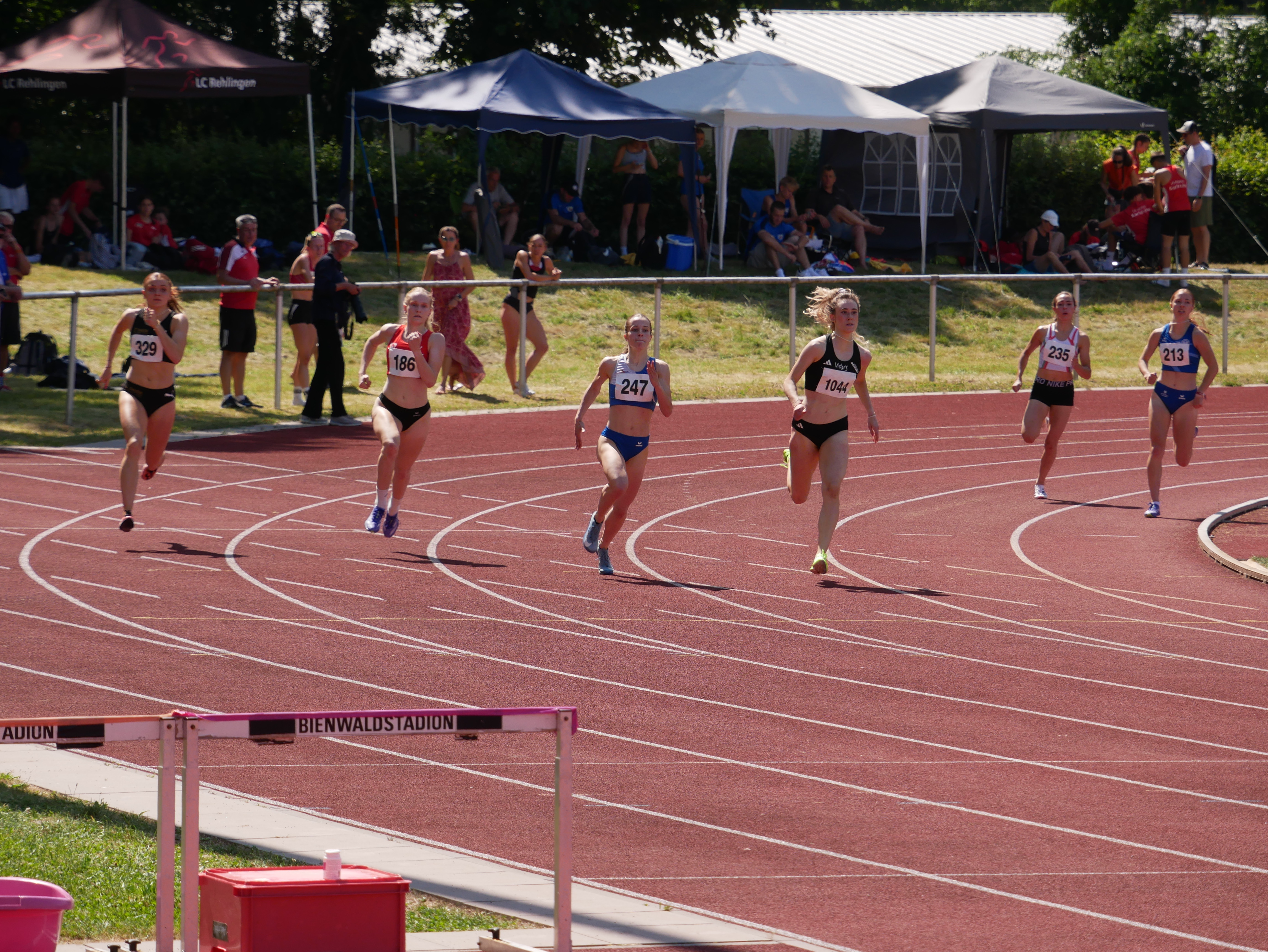 Das Bild zeigt den 400 Meter Lauf mit Katharina Rupp, eingangs der Zielgeraden.