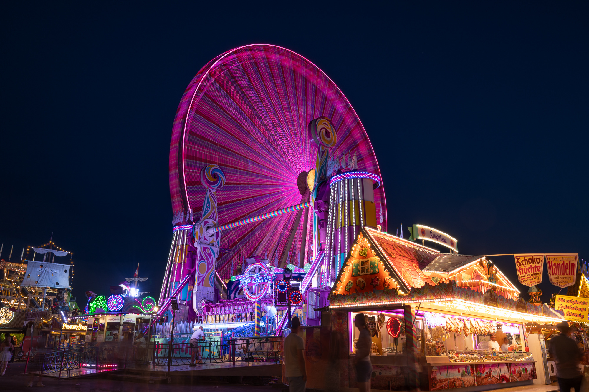 Das Bild zeigt das Tiesenrad auf der Nördlinger Mess‘ bei Nacht.