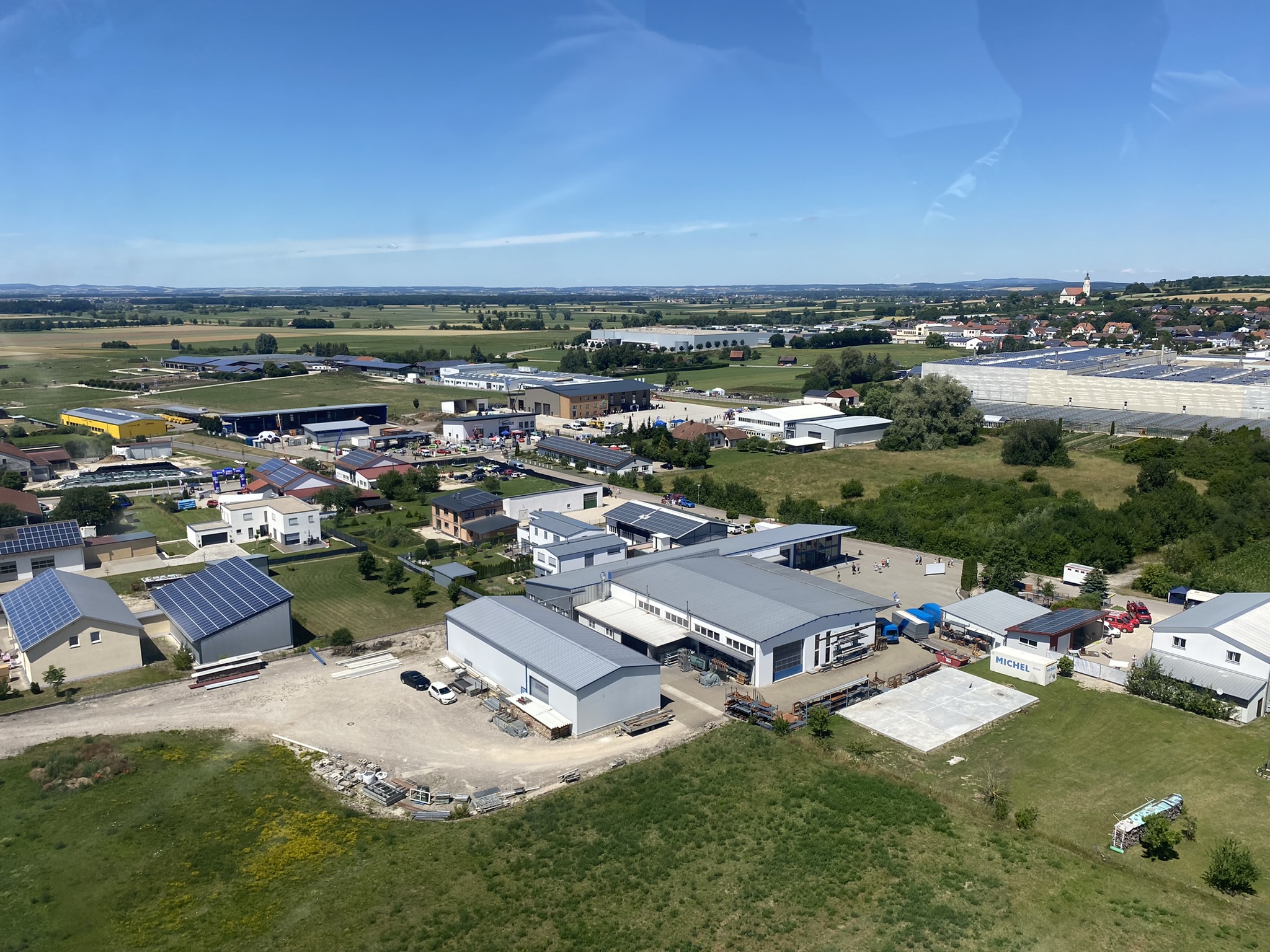 Das Bild zeigt das Gewerbegebiet am Stadelmüllerweg in Wemding.