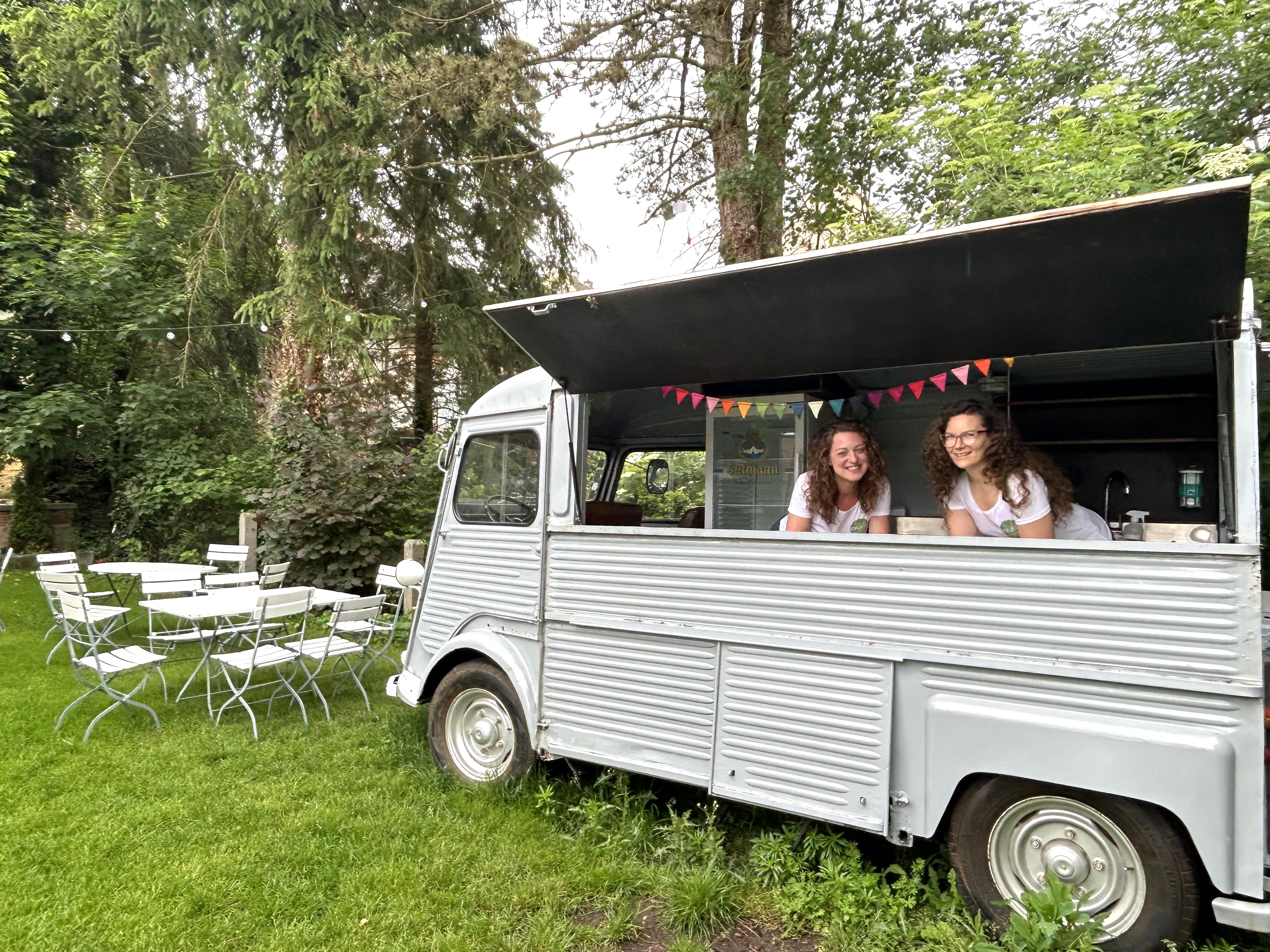 Sonja Friedrich (li.) und Kathrin Gleißner in ihrem Foodtruck.