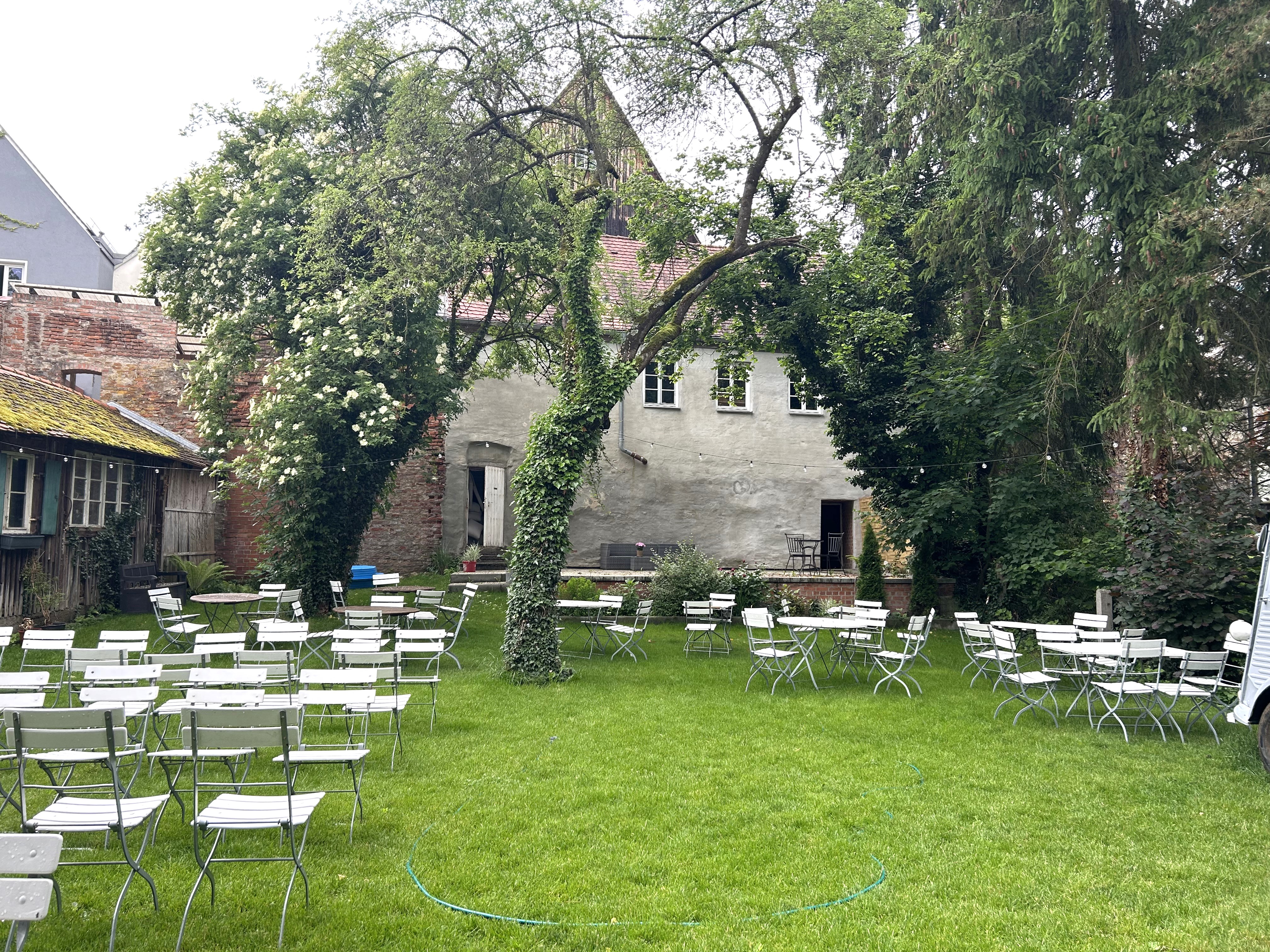 Biergartenidylle in der Promenade.