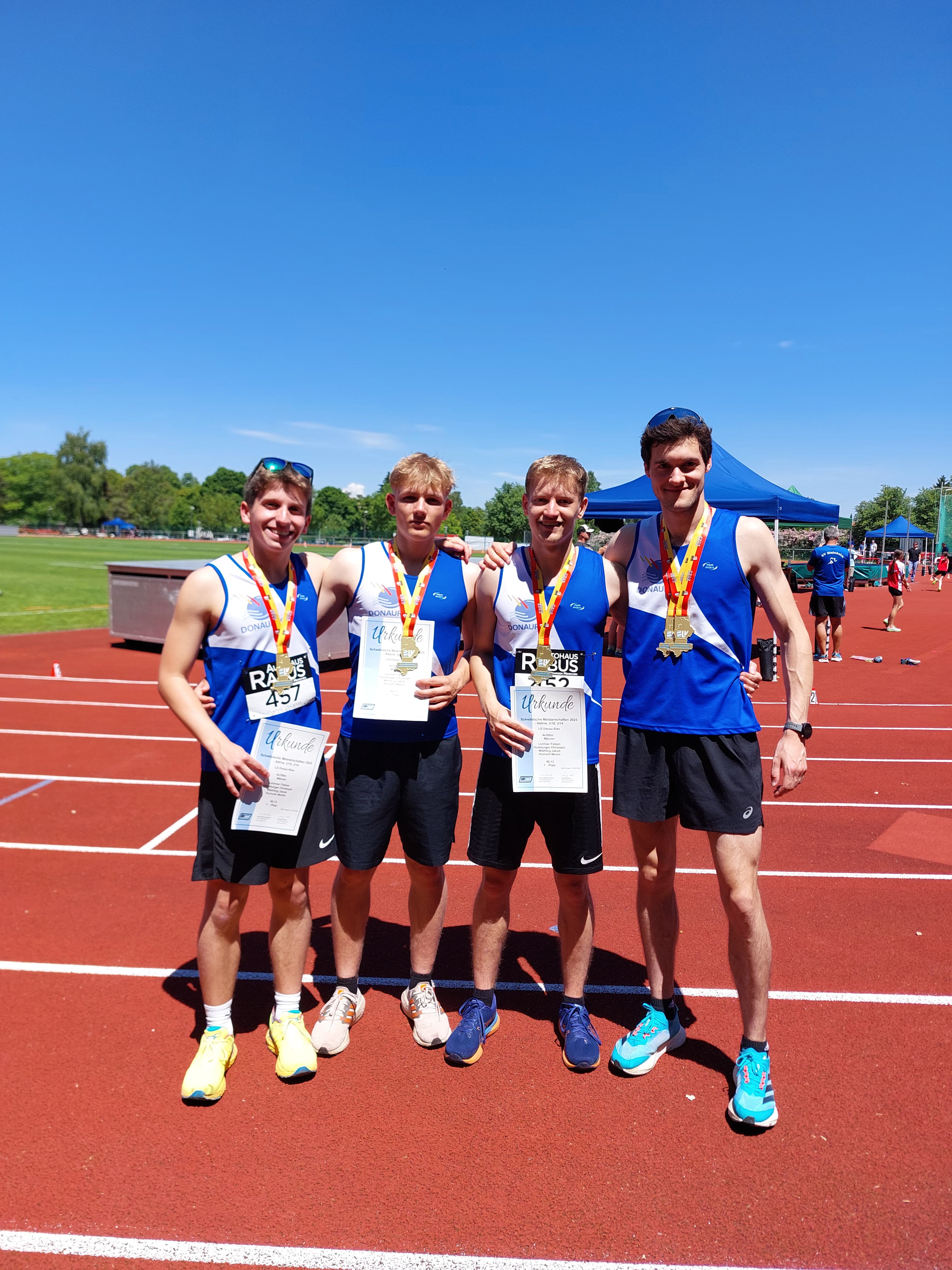 Das Foto zeigt diie 4x100m-Staffel mit (v.l.) Fabian Lechner, Jakob Miehling, Christoph Humburger und Martin Kurnoth.