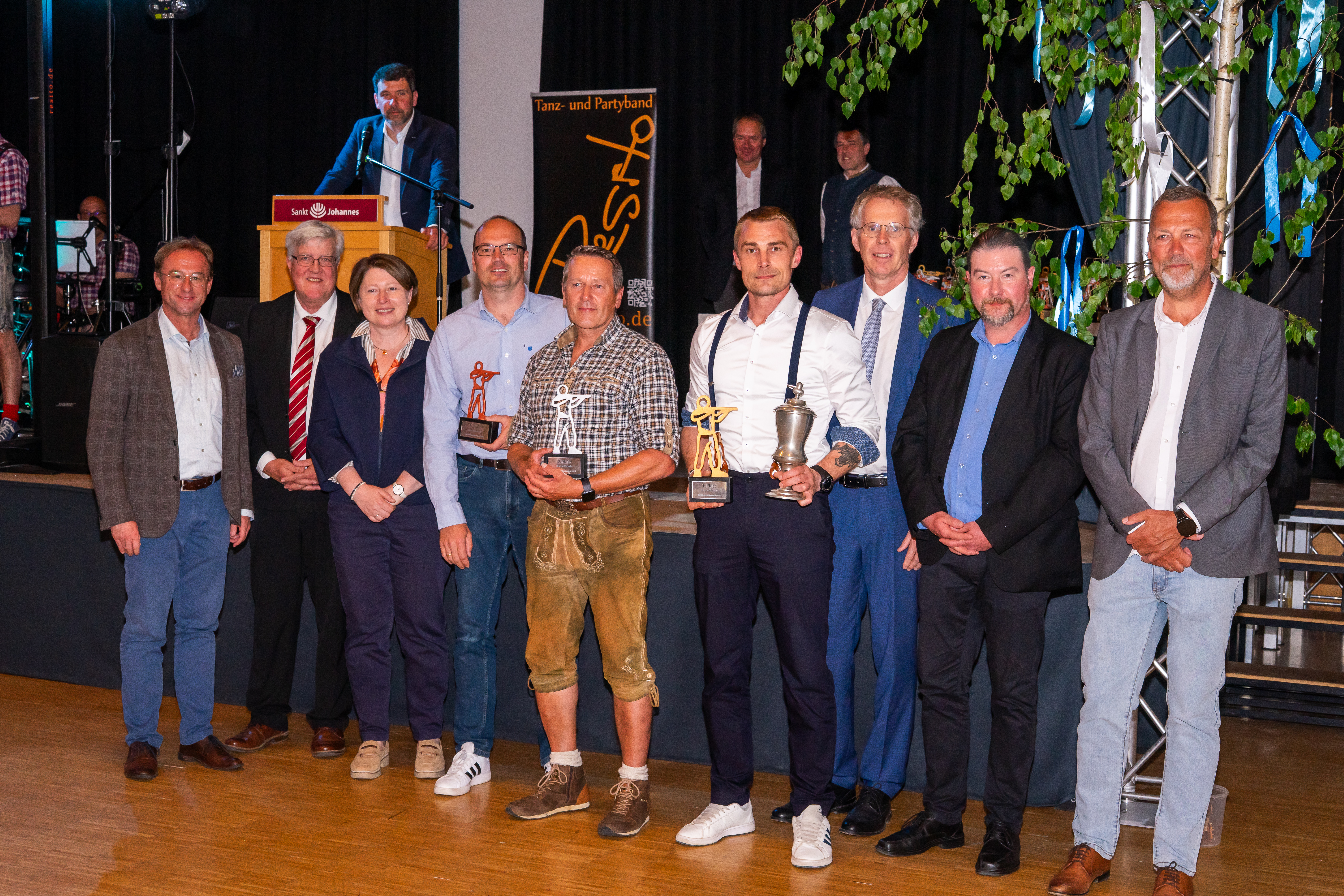 Auf dem Bild zu sehen (von links): Wolfgang Fackler (MdL), Peter Holzner (Abteilungsleiter Justizvollzug beim StMJ), Claudia Marb (stellv. Landrätin Donau Ries), die drei Erstplatzierten in der Disziplin Gewehr männlich, Dr. Winfried Brechmann (Amtschef des Bayer. Staatsministeriums der Justiz), Marc Döschl (Anstaltsleiter JVA Niederschönenfeld), Stefan Roßkopf (Bürgermeister Niederschönenfeld).