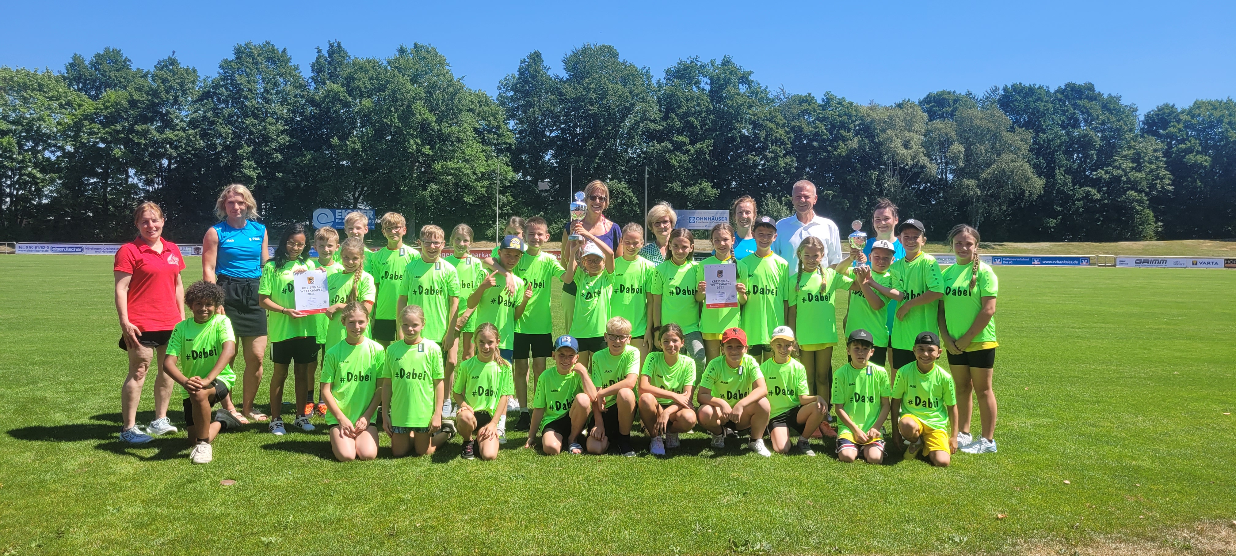 Hier sieht man die Sieger-Teams sowie die stellv. Landrätin U. Kneißl-Eder, K. Stempfle (Stadt Nördlingen), K. Schiele (Organisation, Sportfachberatung), M. Hammel (Sportfachberatung), S. Poisel (Sportfachberatung).