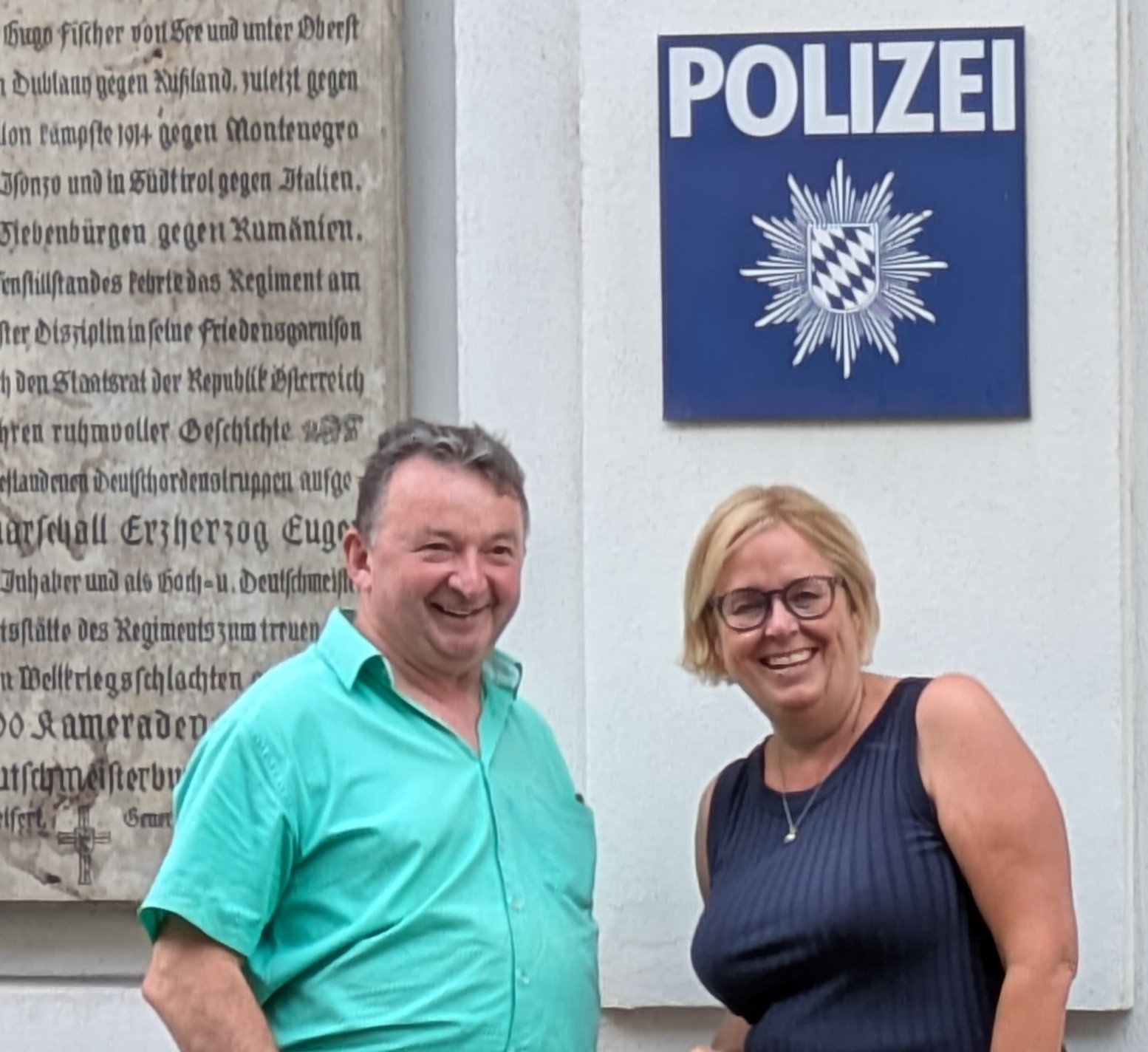 Albert Riedelshiemer und Bärbel Stahl vor einem Schild mit der Aufschrift "Polizei".
