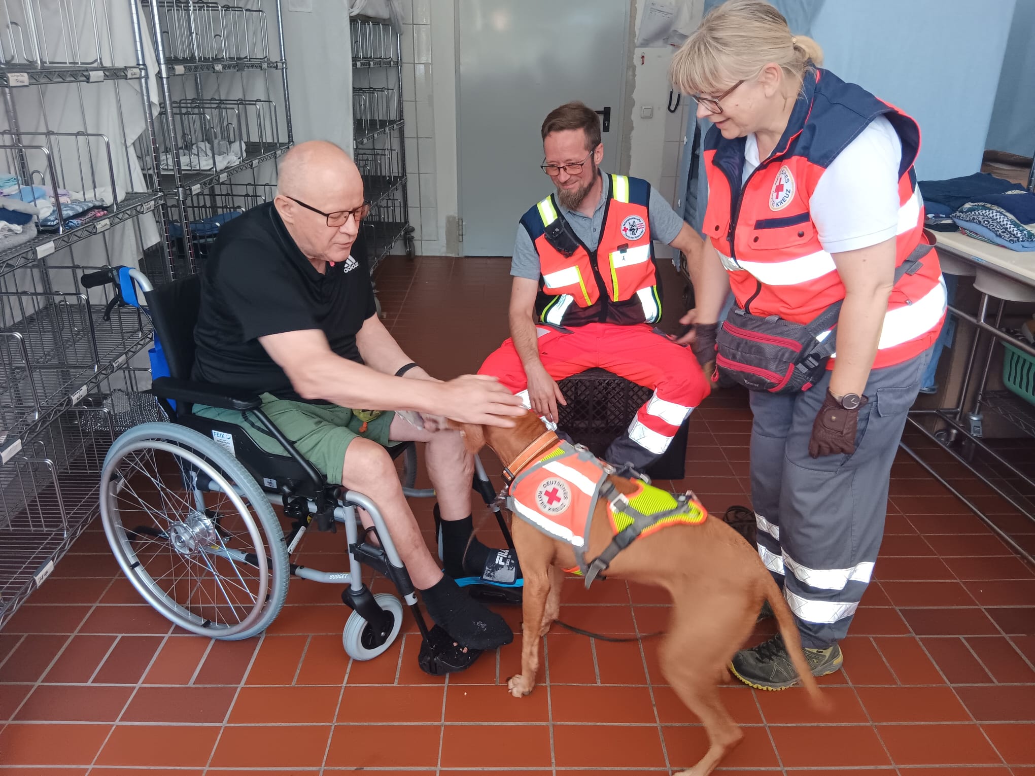 Mitglieder der BRK-Rettungshundestaffel mit Pflegeheim-Bewohner bei der Einsatzübung.