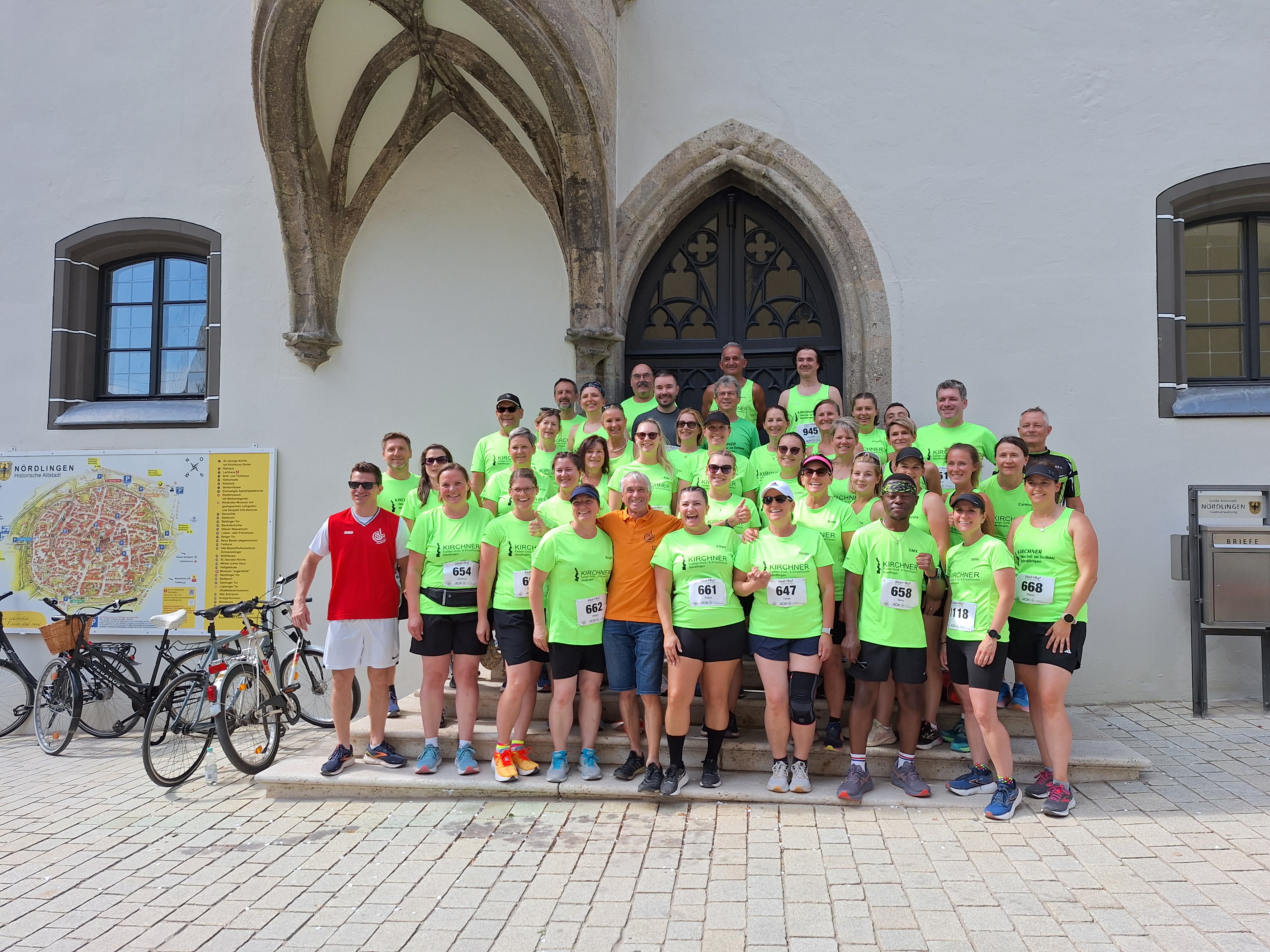 Der Lauftreff kurz vor dem Start mit einigen Betreuern und Oberbürgermeister David Wittner.