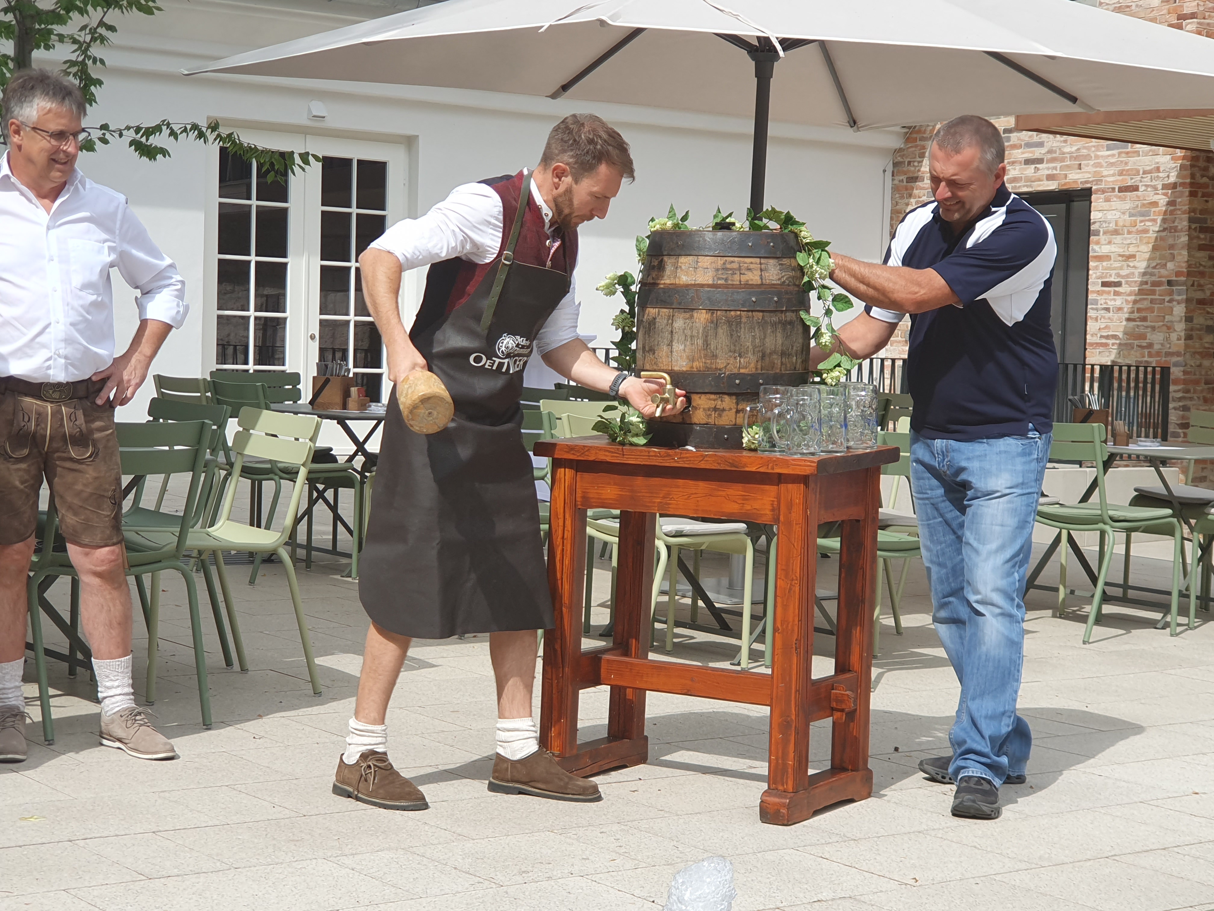 Mit einem Schlag zapft Thomas Heydecker das erste Fass Jakobi-Kirchweih-Festbier an.