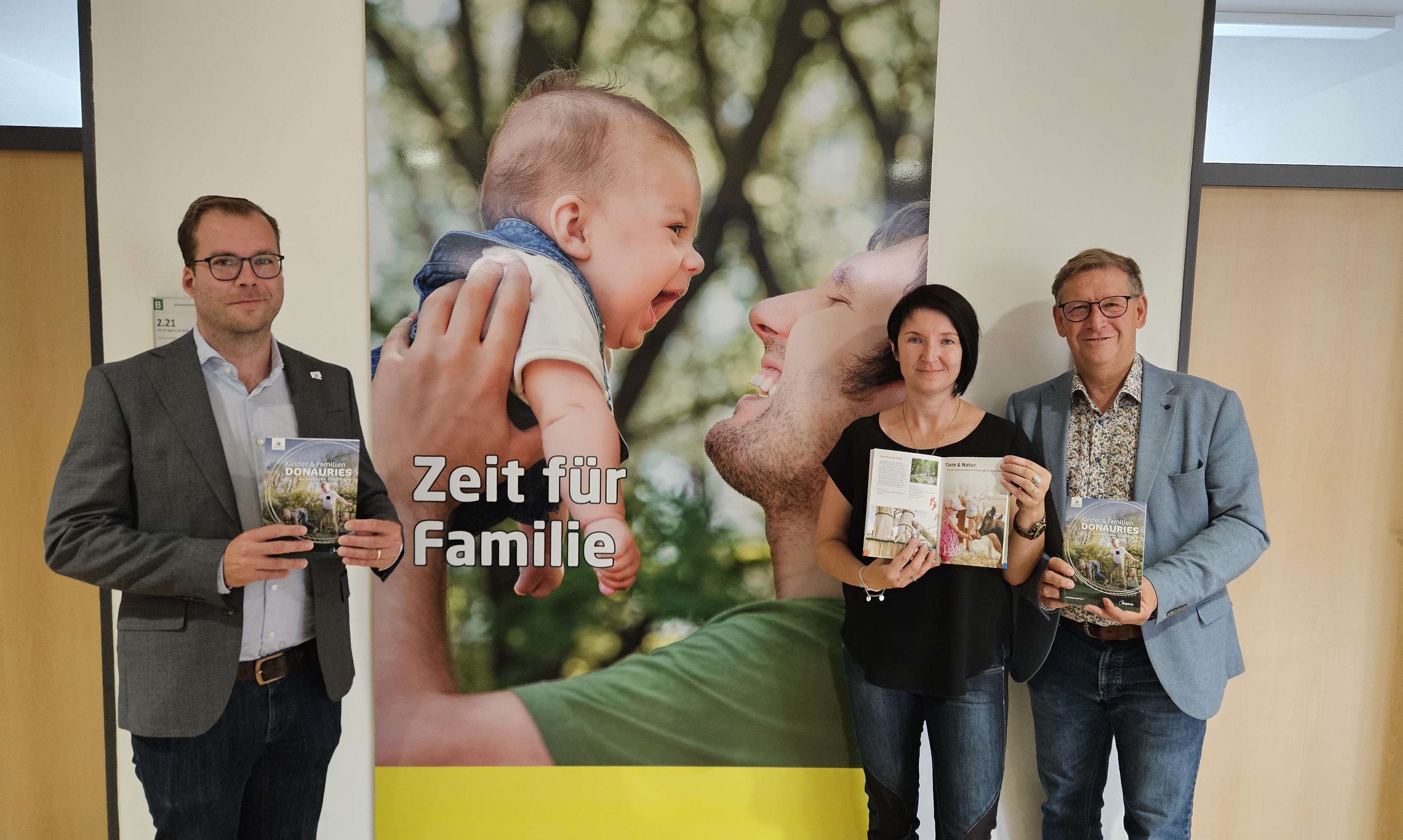 Klemens Heininger, Geschäftsführer des Ferienlands Donauries e. V., Projektmanagerin Melina Kristen und Landrat Stefan Rößle präsentieren die neue Familenbroschüre des Ferienlandes DONAURIES „Kinder & Familien“