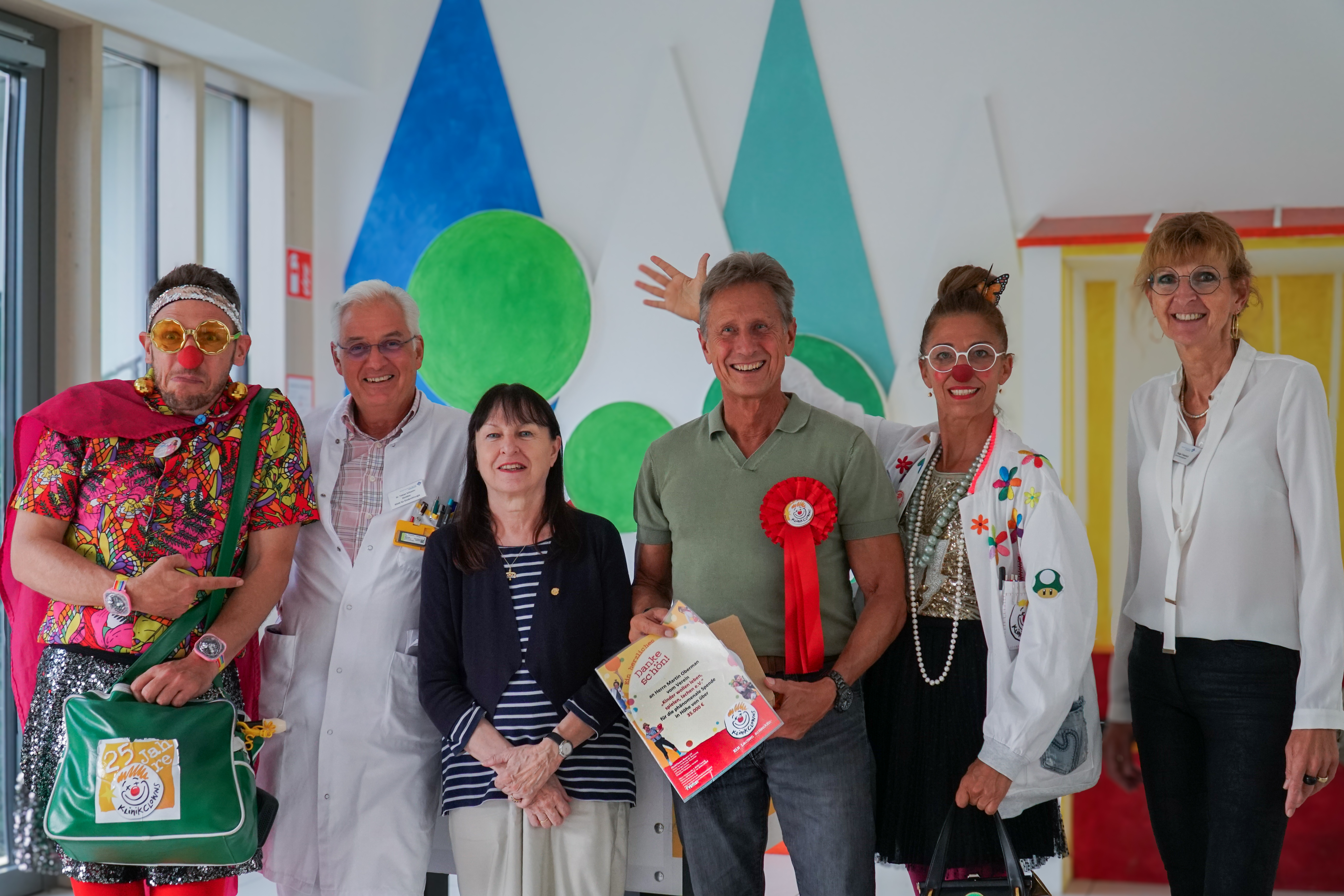 V.l.n.r.: "Dr Schlaubi" ( KlinikClowns Bayern e.V.), Dr. med Tobias Schuster (Direktor der Klinik für Kinderchirurgie), Elisabeth Makepeace (Vorständin "KlinikClowns Bayern e.V."), Martin Oberman (Vorstand von "Kinder wollen leben, spielen, lachen e.V."), "Dr. Belladonna" (KlinikClowns Bayern e.V.), Helga Friedrich (Zentrumsmanagement)