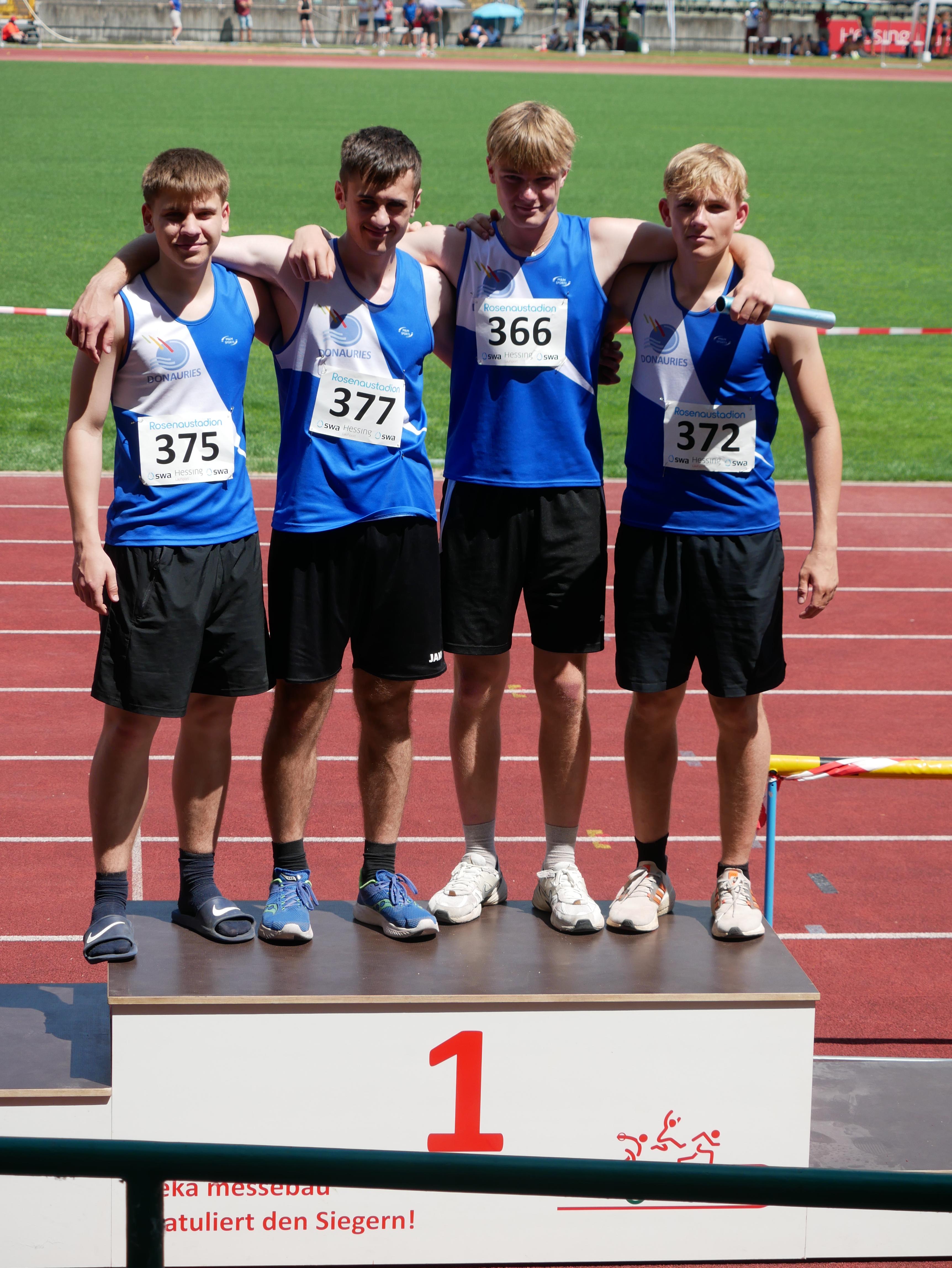 Das Bild zeigt die Schwäbischen Meister über 4x100 Meter der Mu20.
