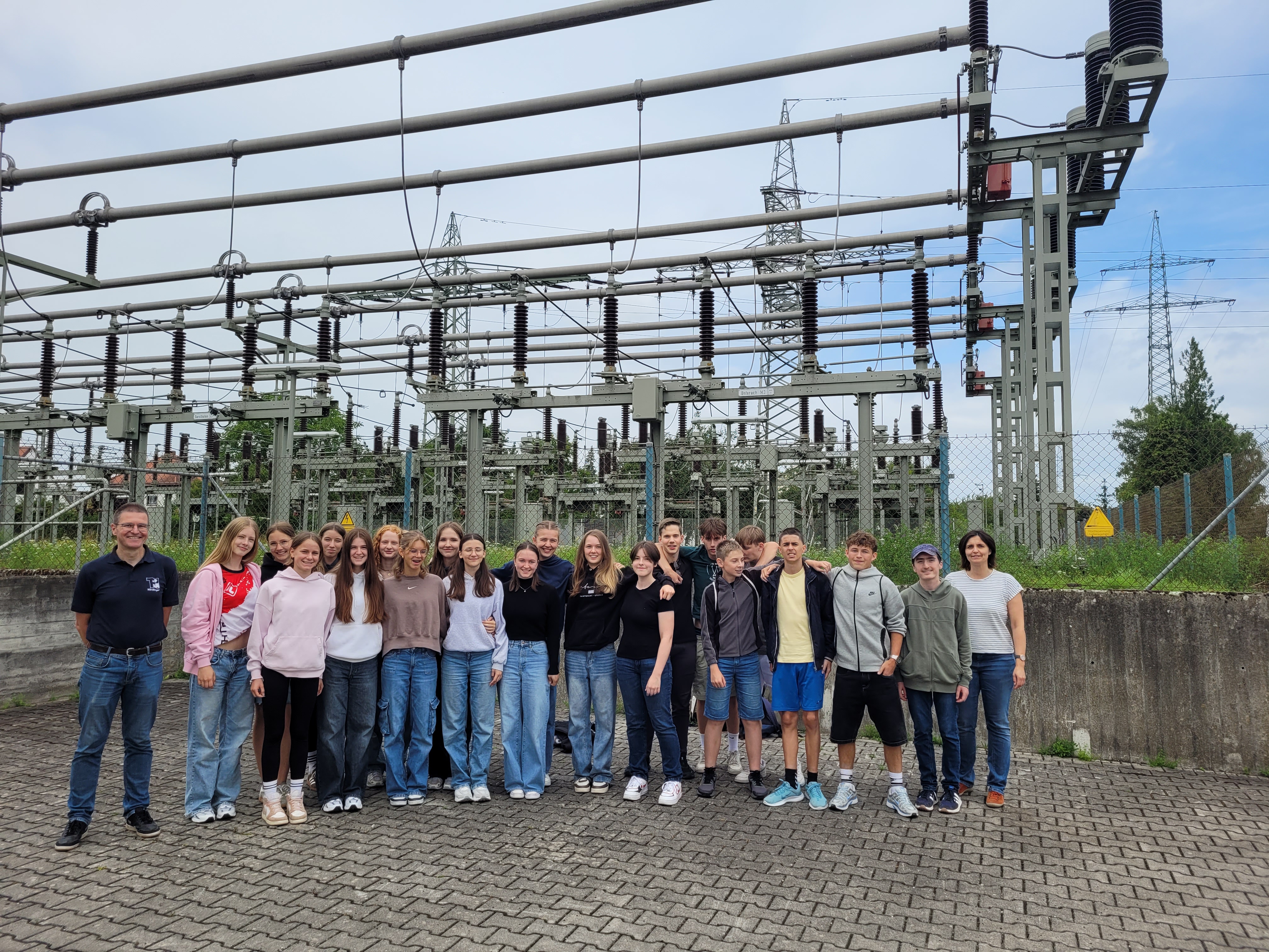 Das LEW-Partnerschulen-Programm "3malE" hat der Klasse 9a des THG Nördlingen einen spannenden Energietag am Wasserkraftwerk Meitingen ermöglicht.