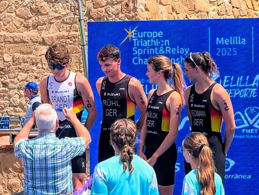 Luis Rühl (2. v.l.) mit dem deutschen Team bei der Siegerehrung der Team Relay.