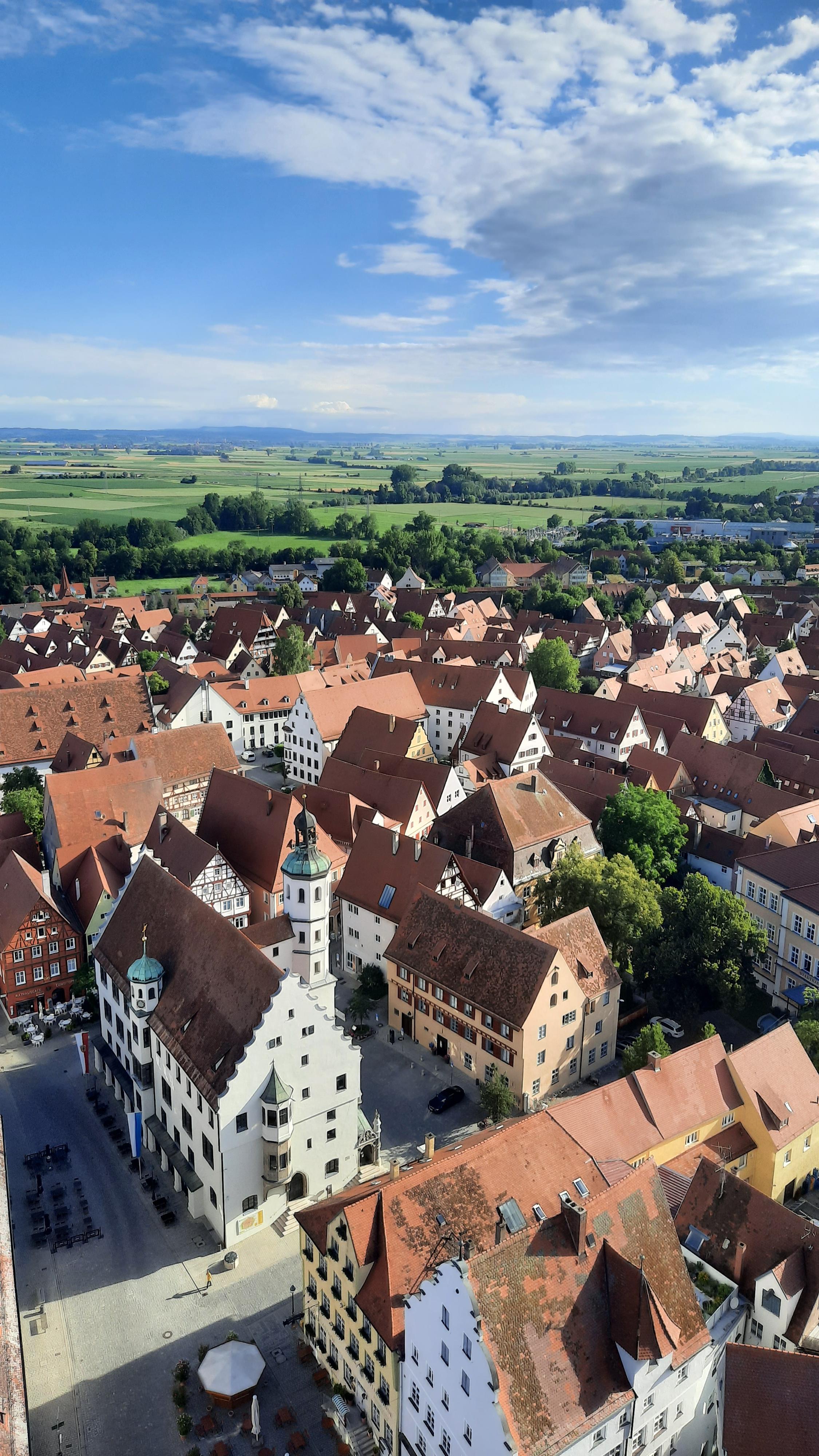 Blick vom Daniel auf den Marktplatz mit dem Rathaus und der Tourist-Information.