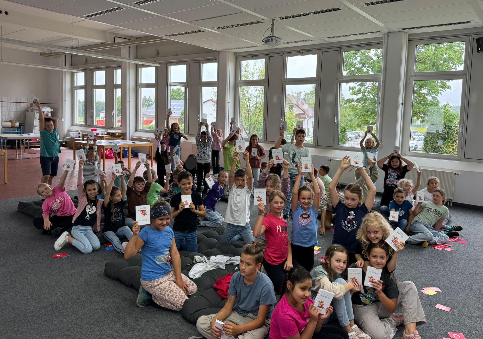 Die dritten Klassen der Leonhart-Fuchs-Grundschule besichtigen die Druckerei Appl.