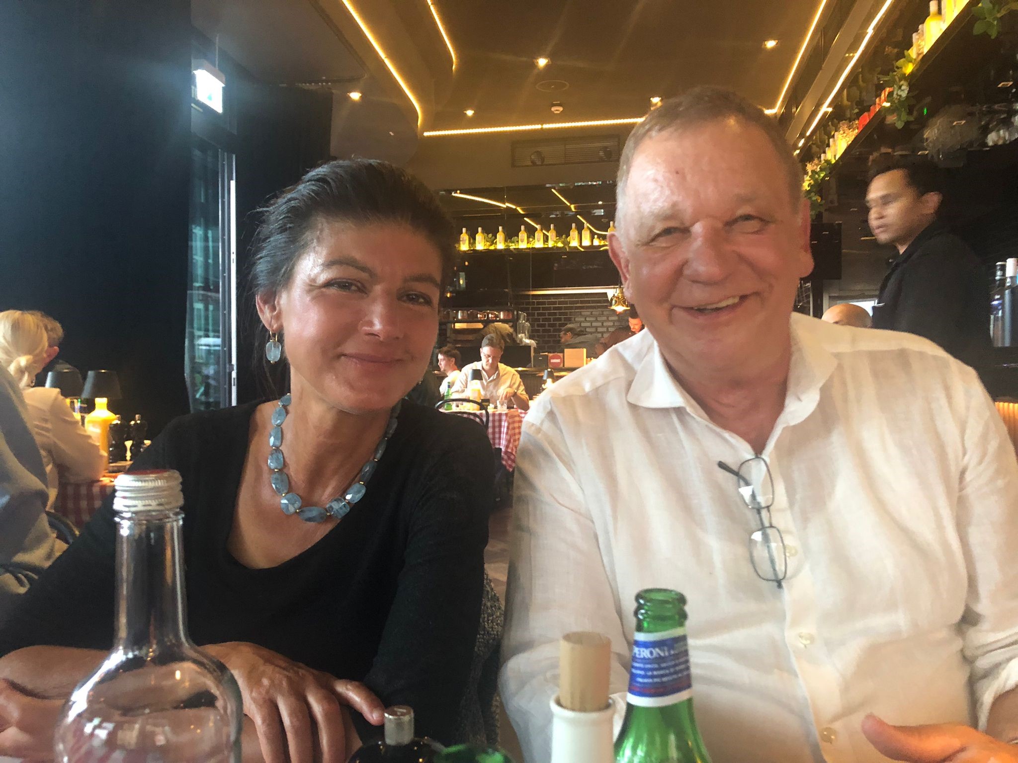 Sahra Wagenknecht und Manfred Seel tauschten sich auf der Bundesklausur aus.