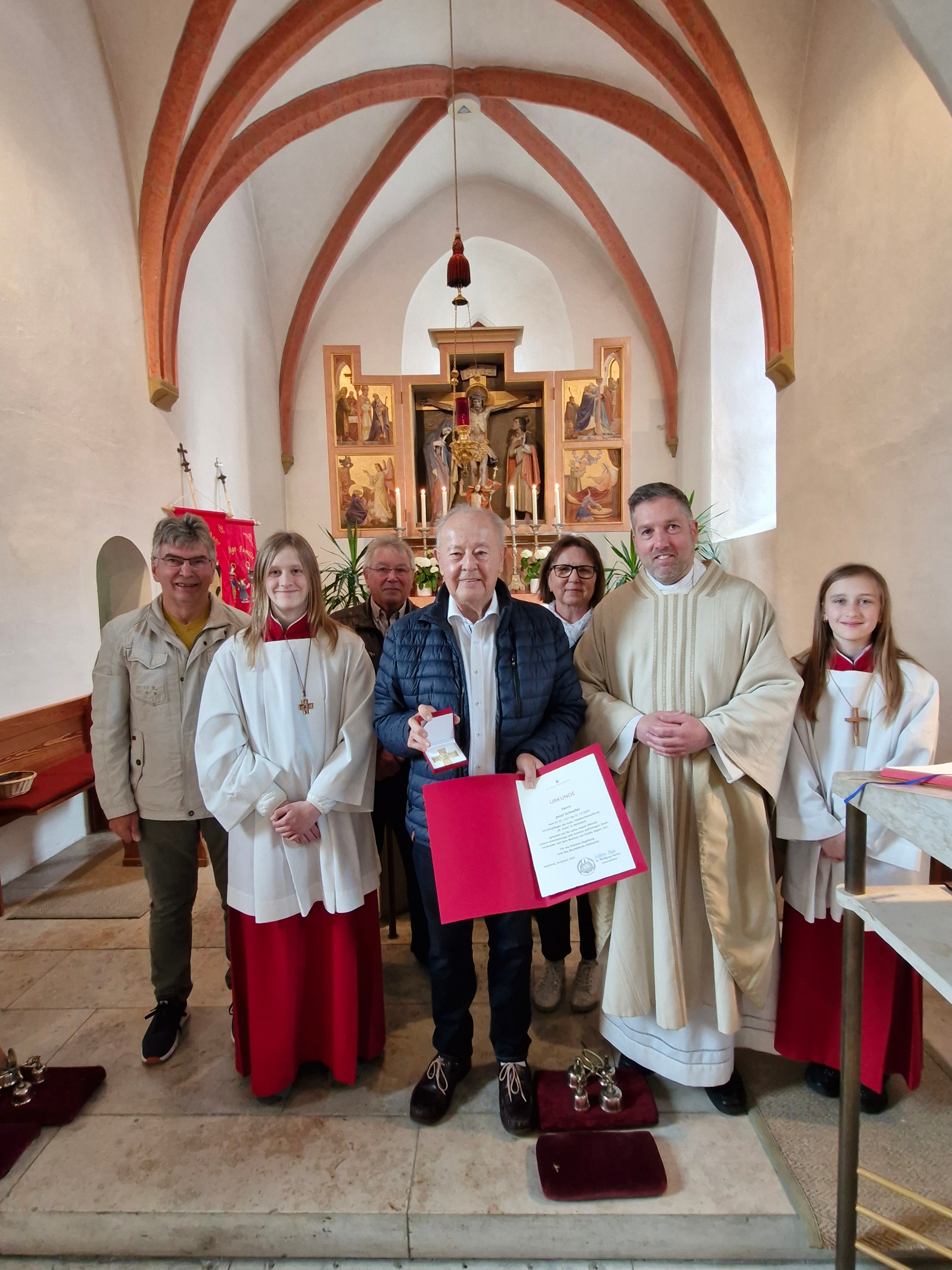 V.l.n.r.: Hr. Schwarz, Ministrantin, Hr. Göggerle, Hr. Schneller, Fr. Mikolajek, Pfarrer Benjamin Beck, Ministrantin