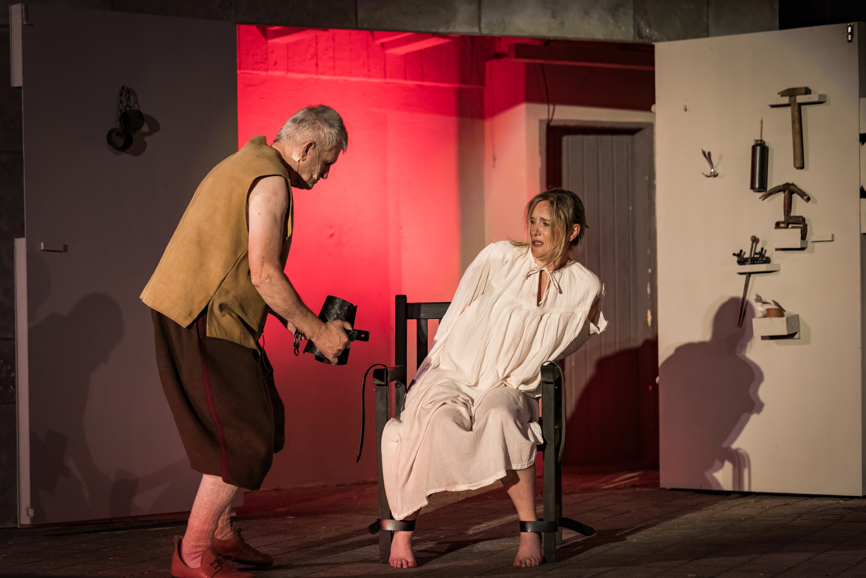 Folterszene auf der Freilichtbühne: Maria Holl (Nina Hellriegel) und ihr Peiniger, der Foltersknecht Jakob (Matthias Kornmann).