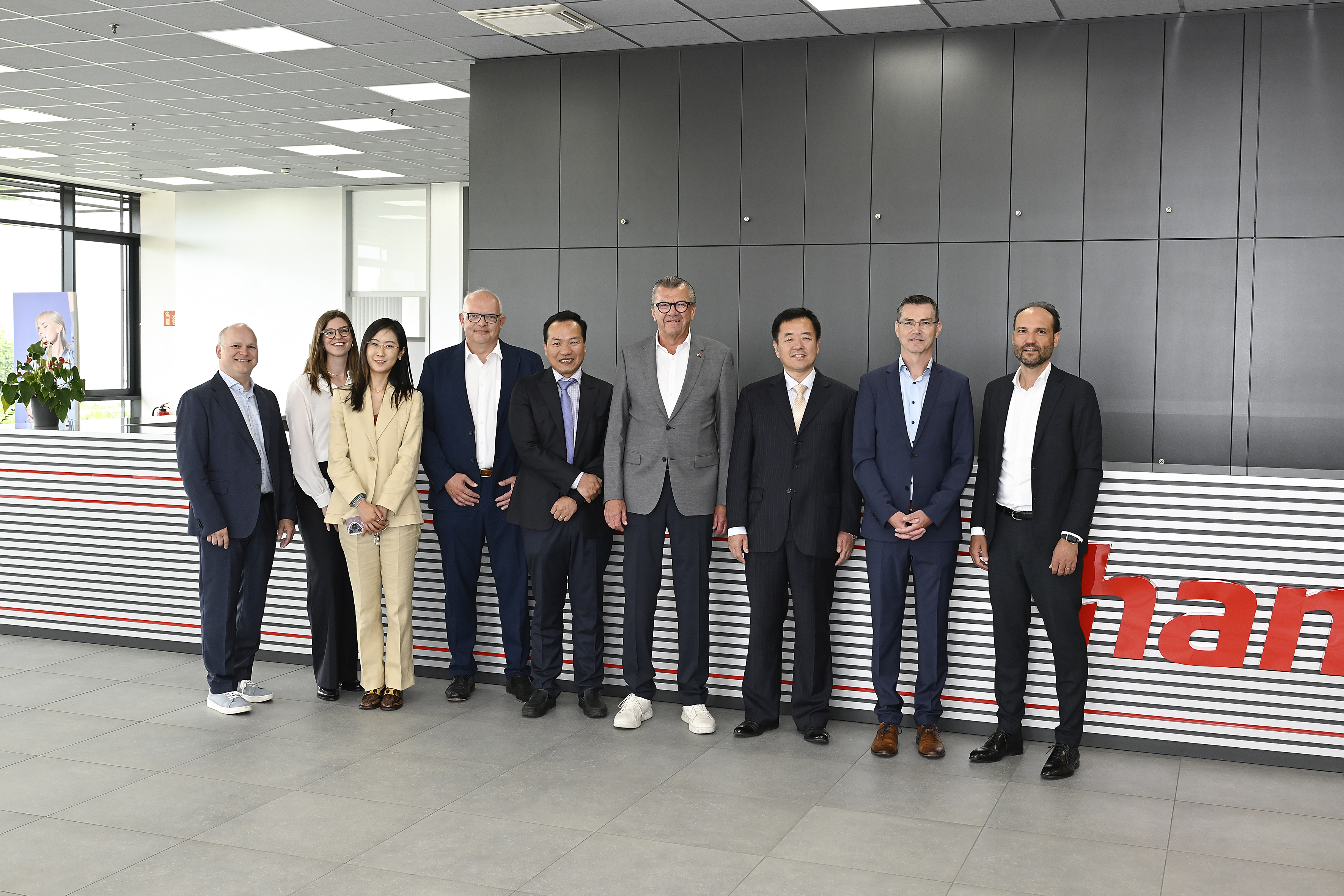 (v.l.n.r.): Thomas Bobinger, Hama Produktmanagement, Elena Hary, LGAD Kommunikation, Jiayi Cai, Vizekonsulin VR China, Christian Seel-Mayer, Fang Guo, Konsul VR China, Christoph Leicher, LGAD Präsident, Xuejun Qiu, Generalkonsul VR China, Roland Handschiegel, Hama Geschäftsführer, Christian Klingler, LGAD Hauptgeschäftsführer